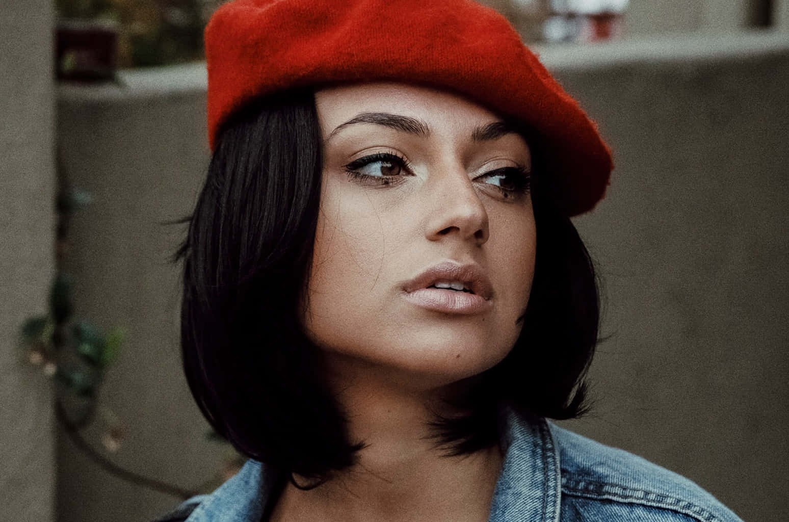Inanna Sarkis, red beret, dark bob hair, HD Desktop Wallpaper