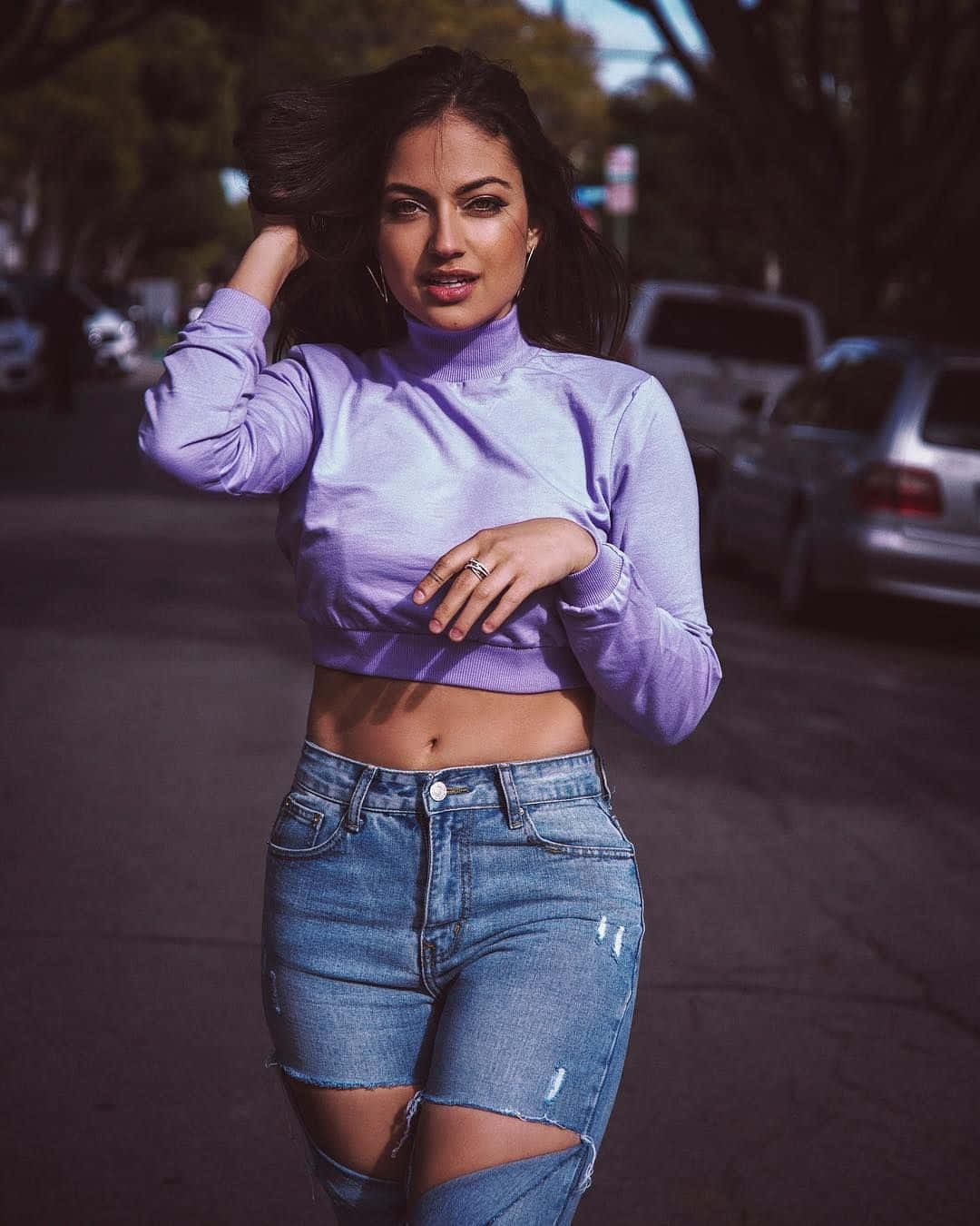 Inanna Sarkis, lavender crop top, ripped denim shorts, HD Phone Wallpaper