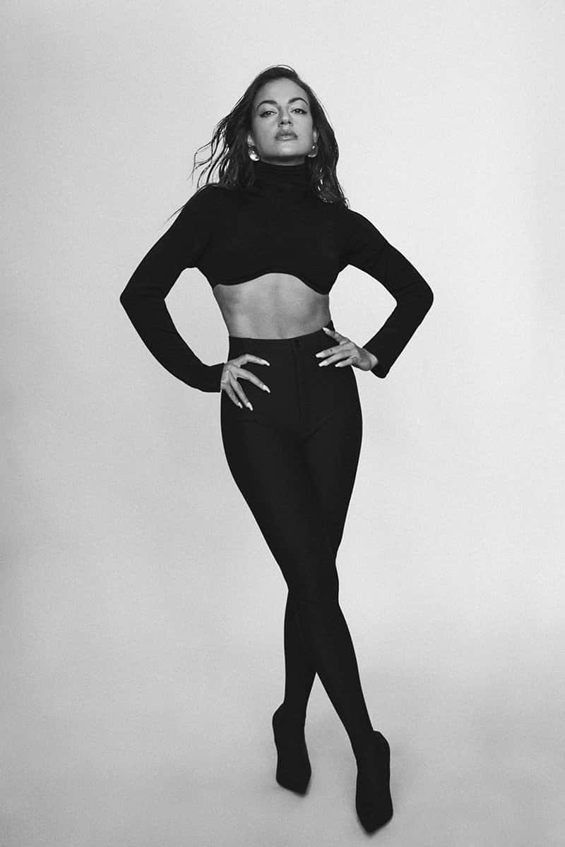 Inanna Sarkis, black crop top, leggings, SD Phone Wallpaper