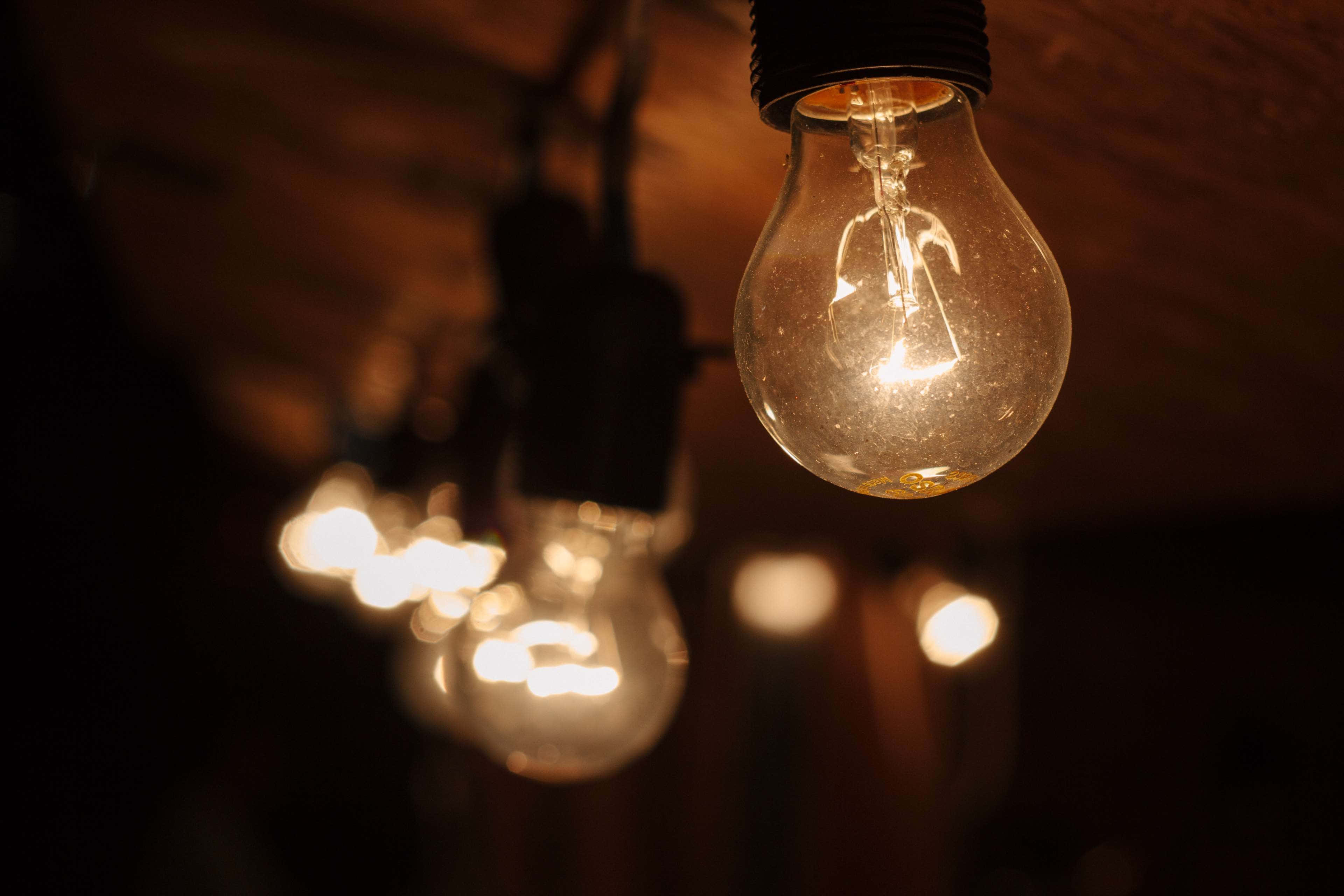 round incandescent bulb, glowing incandescent bulb, warm light, 4K Desktop Wallpaper