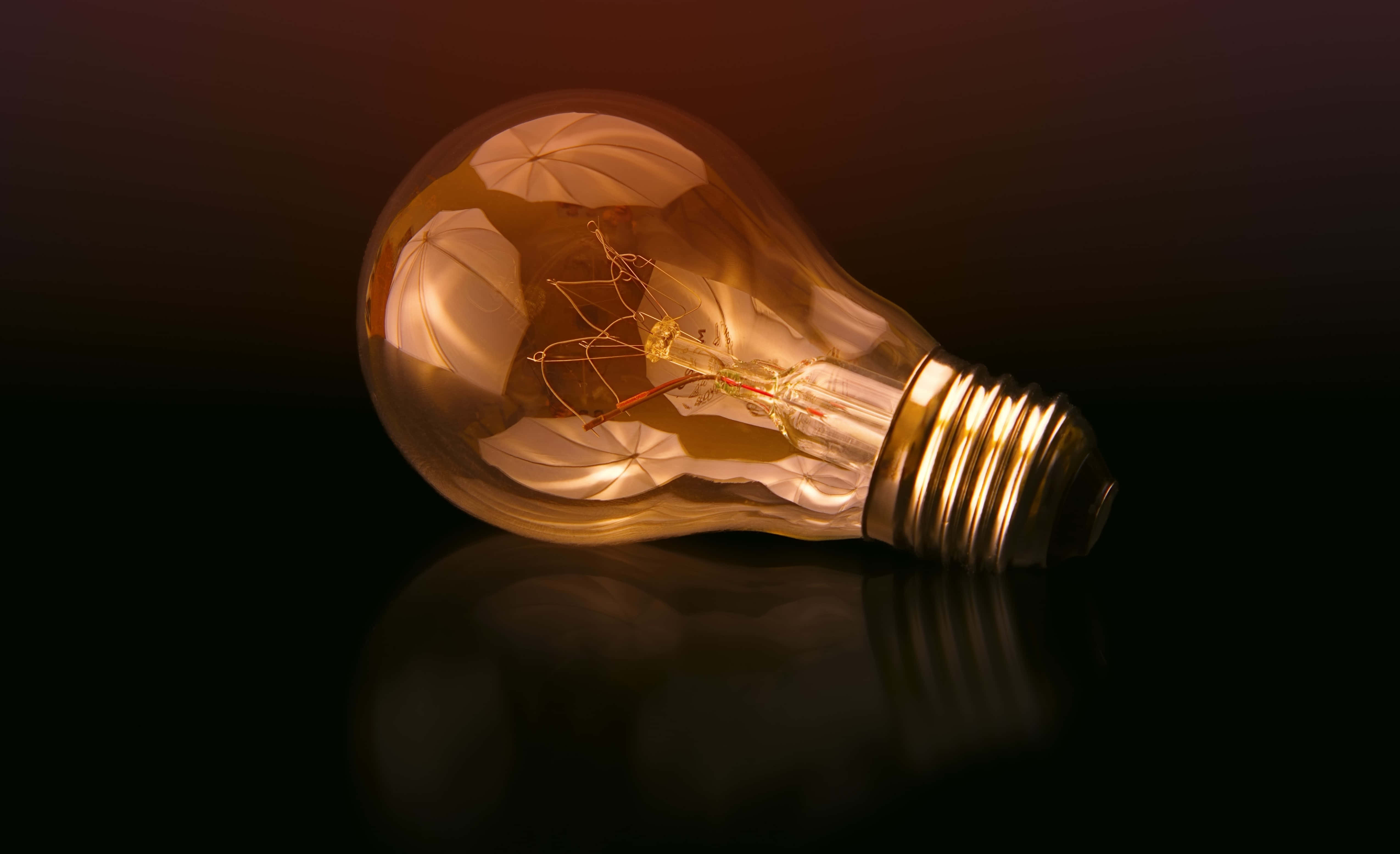 incandescent bulb, maroon background, vintage light bulb, 4K Desktop Wallpaper