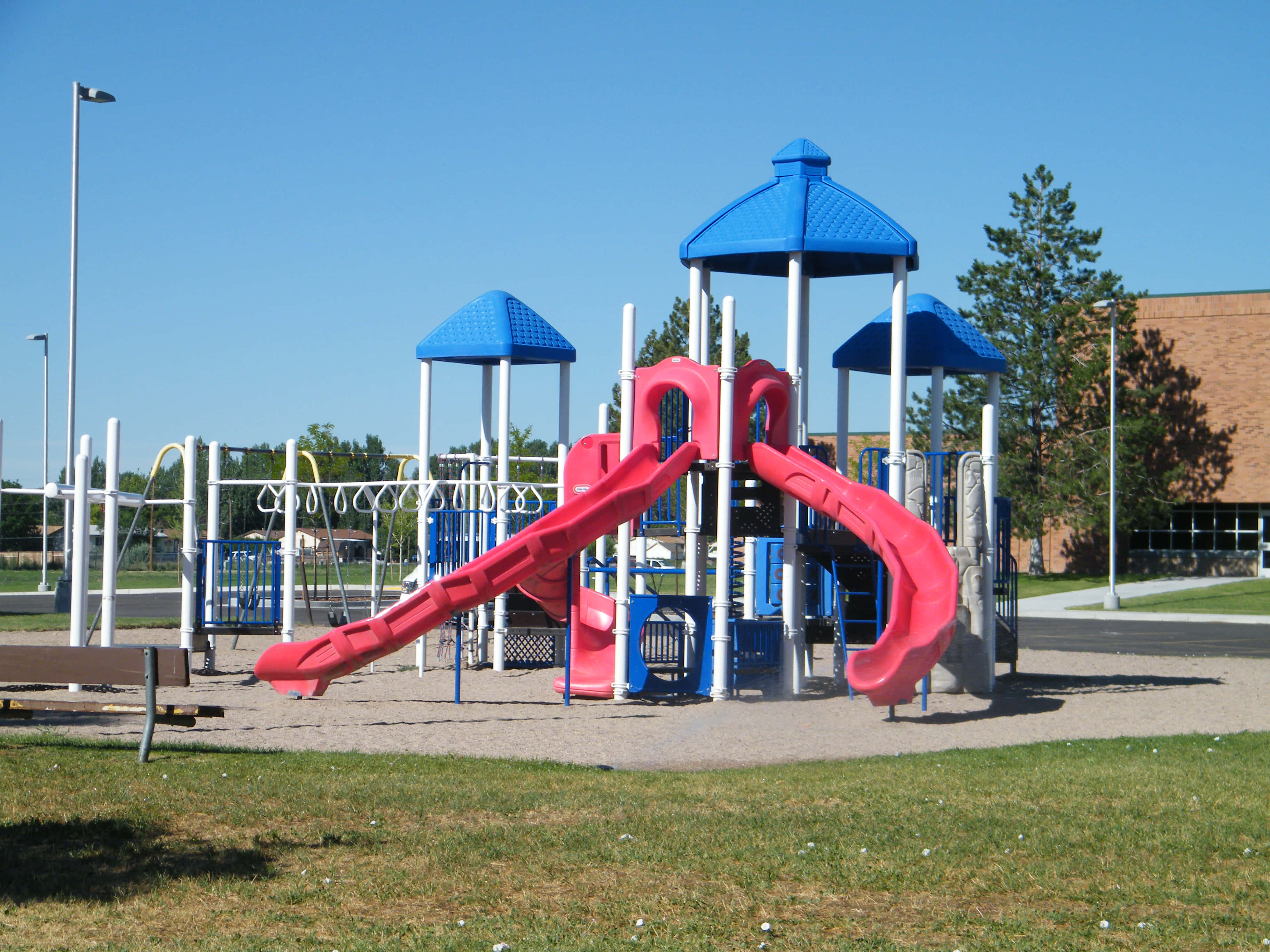 Independence Park, playground structure, blue and red, 2K Desktop Wallpaper