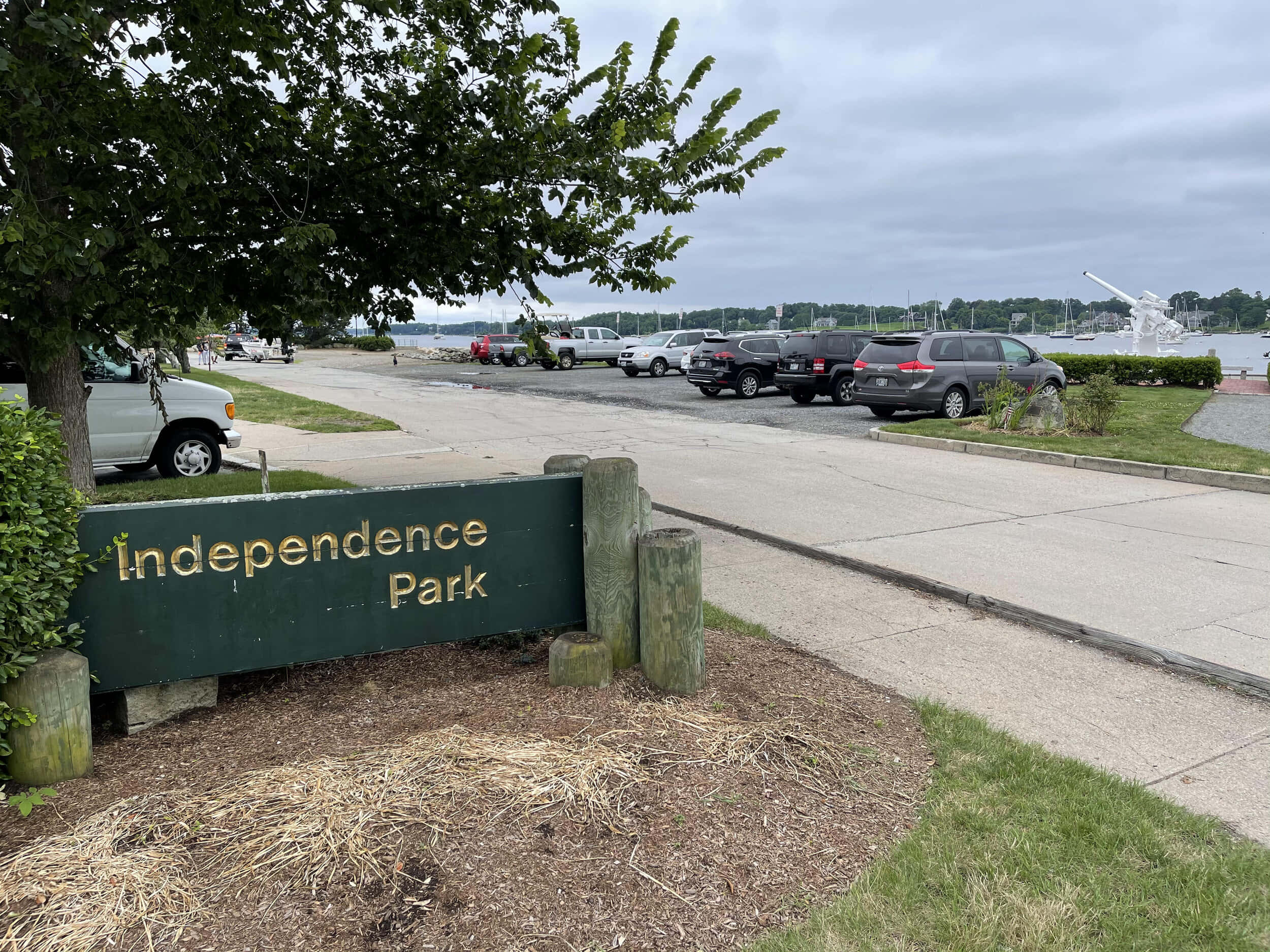 Independence Park, green sign, leafy trees, Full HD Desktop Wallpaper