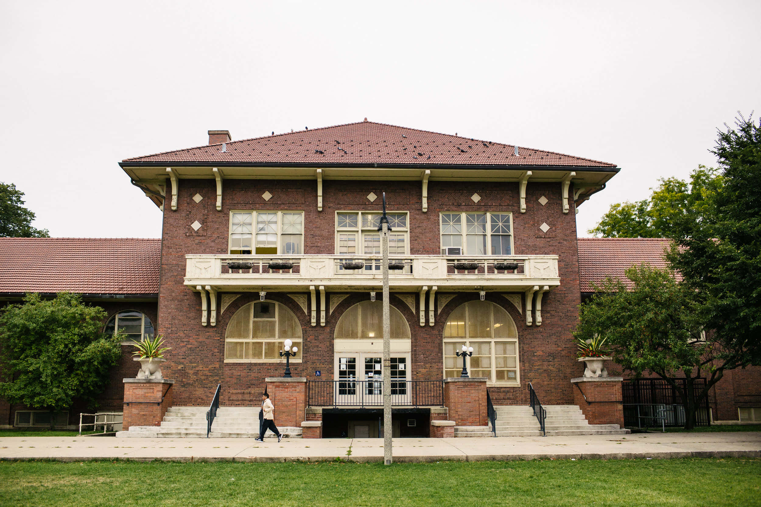 Independence Park, red brick building, arched windows, Full HD Desktop Wallpaper