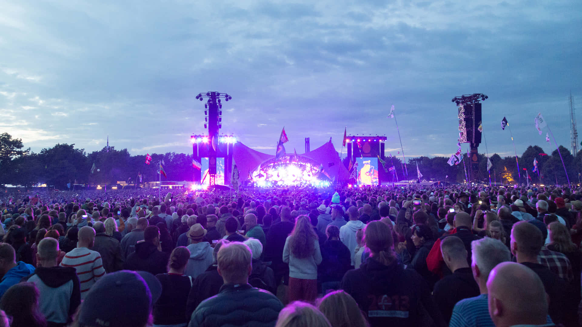 Independence Park, dusk, vibrant outdoor concert, Full HD Desktop Wallpaper
