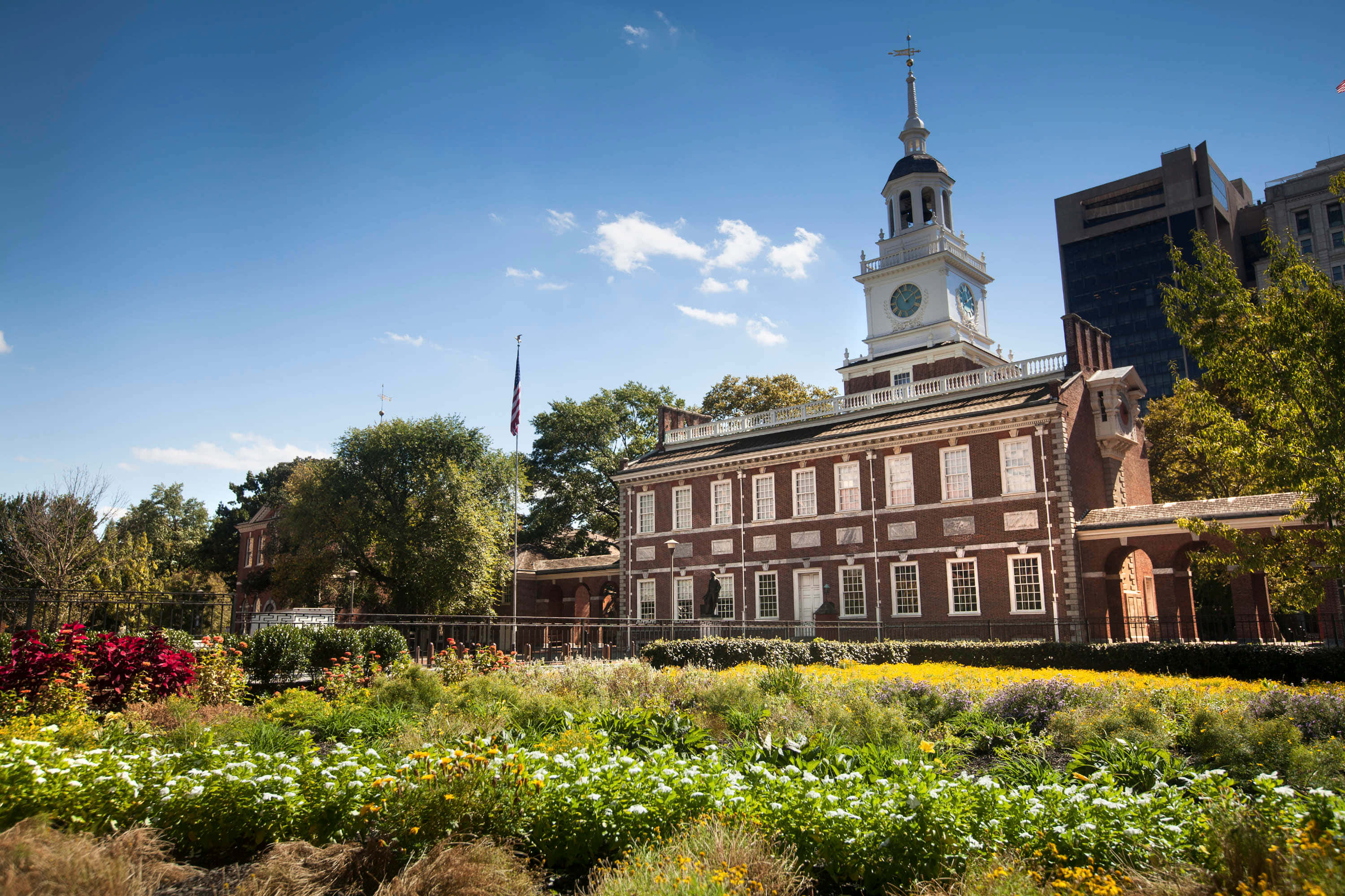 Independence Park, red brick building, white clock tower, 2K Desktop Wallpaper