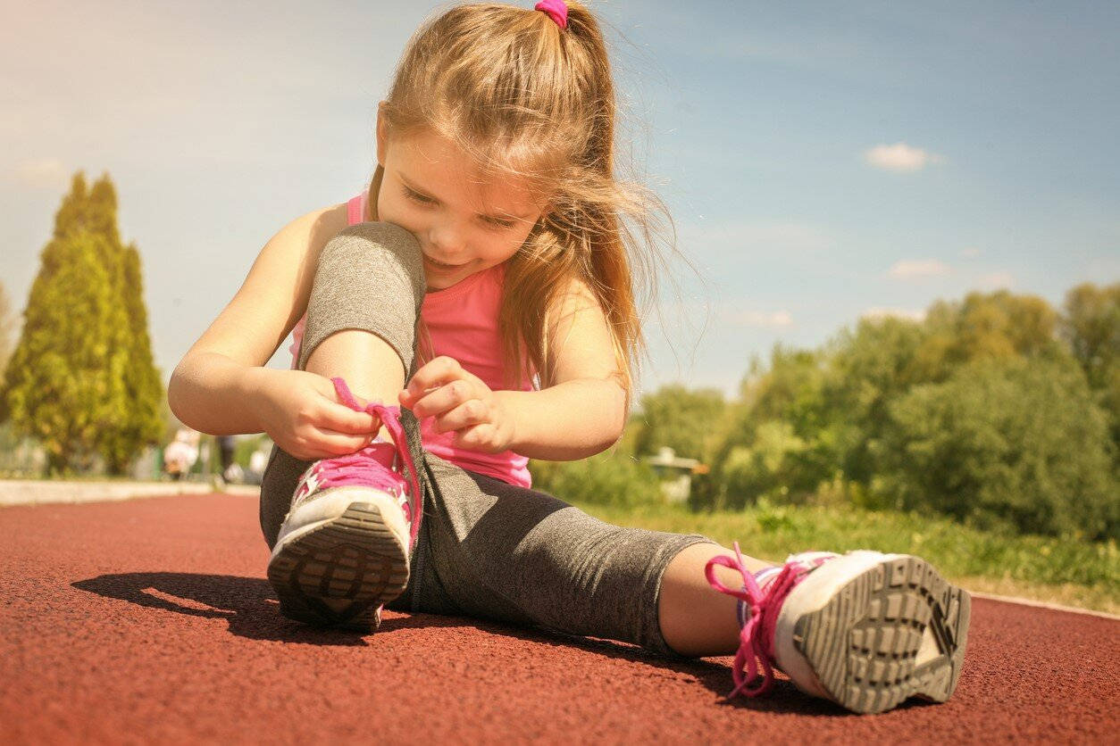 Independent Little Girl, red track, bright pink sneakers, SD Desktop Wallpaper