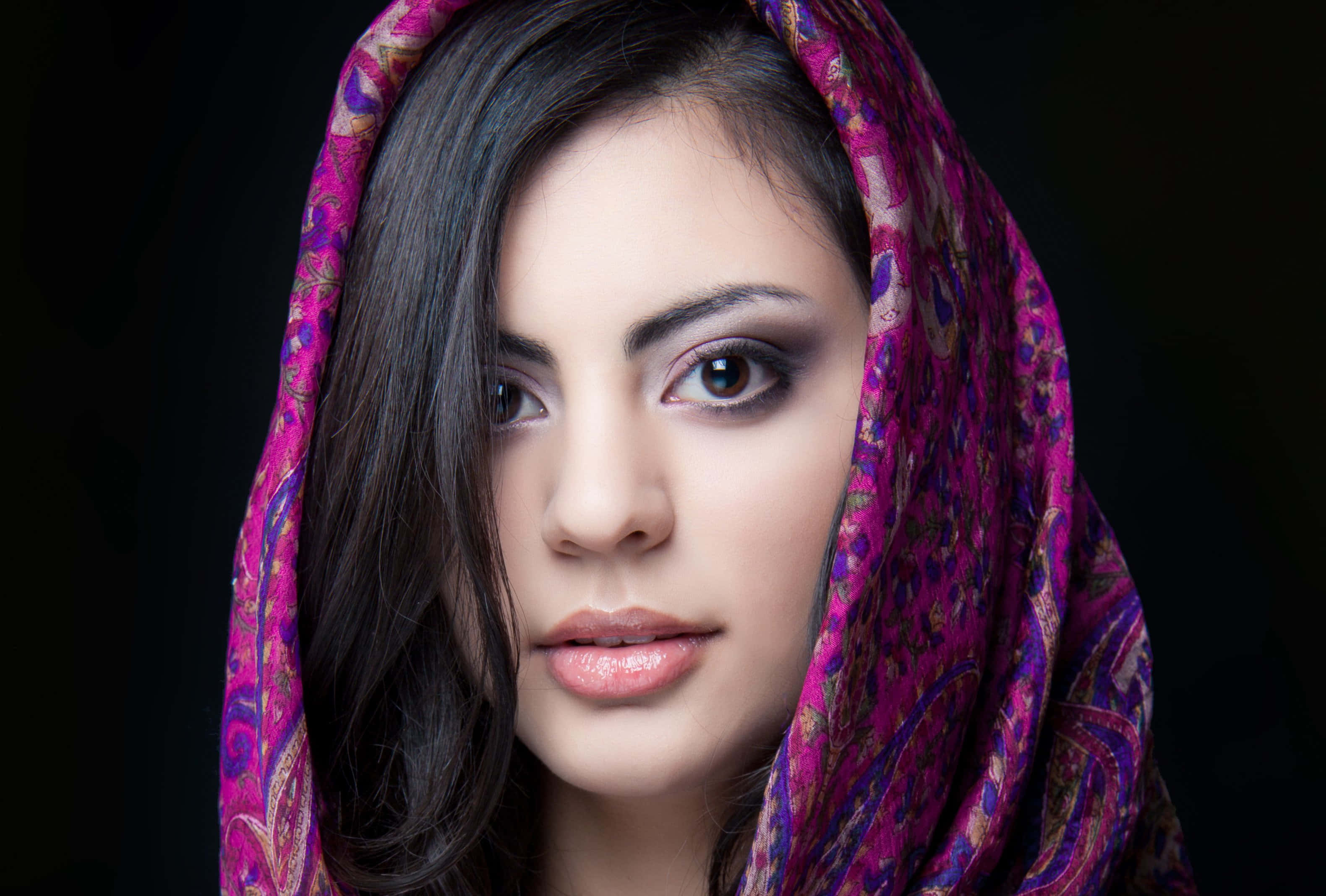 Indian woman, pink dupatta, vibrant purple paisley headscarf, 2K Desktop Wallpaper