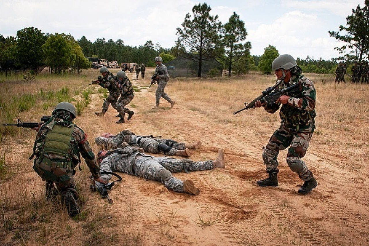 Indian Army, camouflage gear, rifles, SD Desktop Wallpaper
