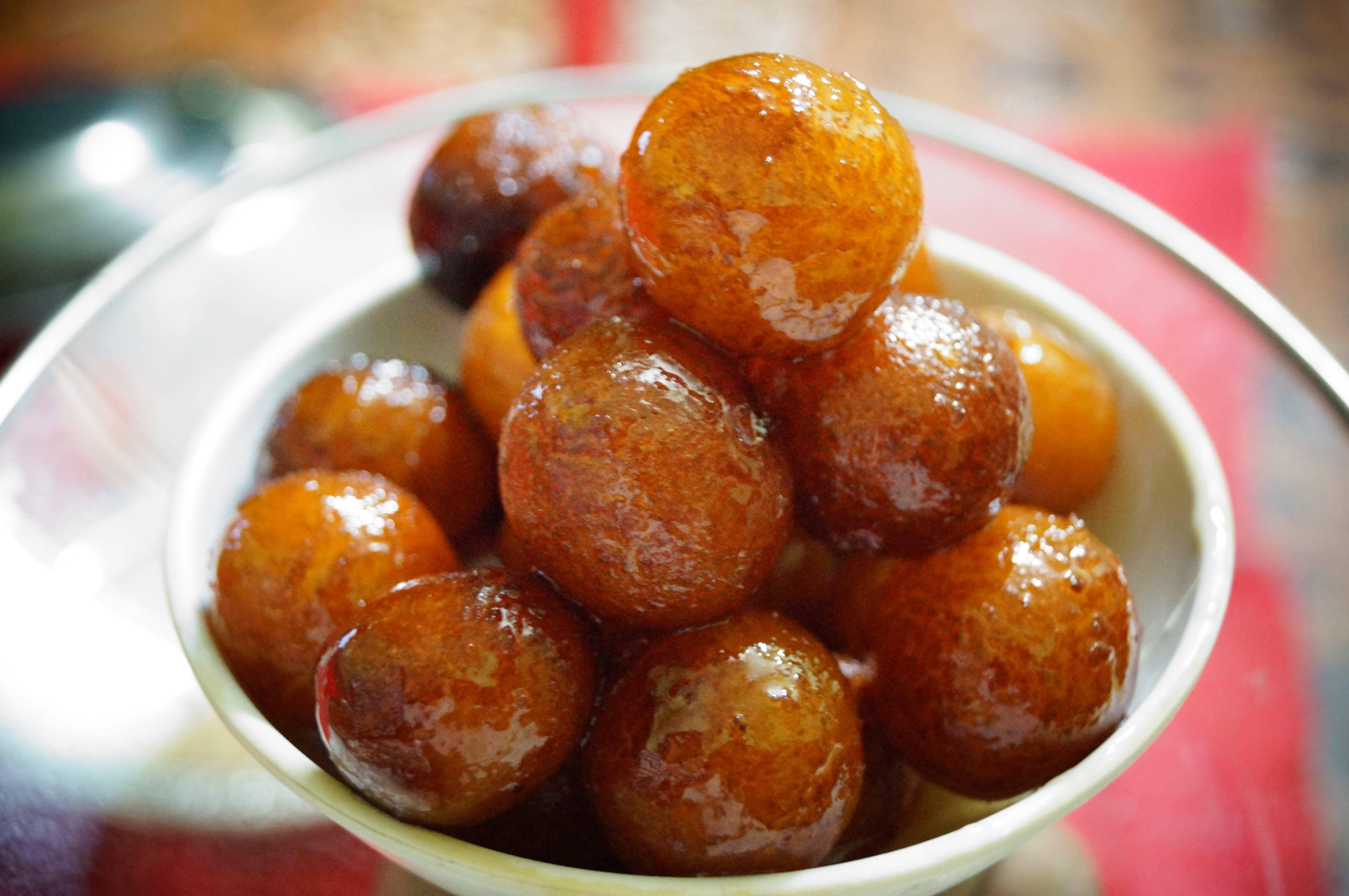 gulab jamun balls, golden syrup-coated, white bowl, 4K Desktop Wallpaper