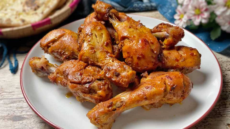 Grilled Tandoori Chicken Legs, golden-brown spiced chicken drumsticks, white plate with red rim, SD Desktop Wallpaper