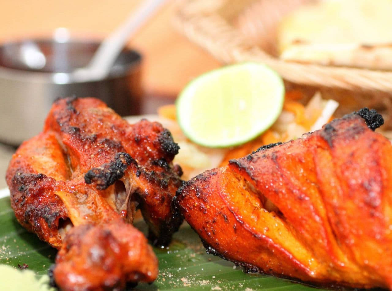 sliced tandoori chicken, tandoori chicken, vibrant red sauce, HD Desktop Wallpaper