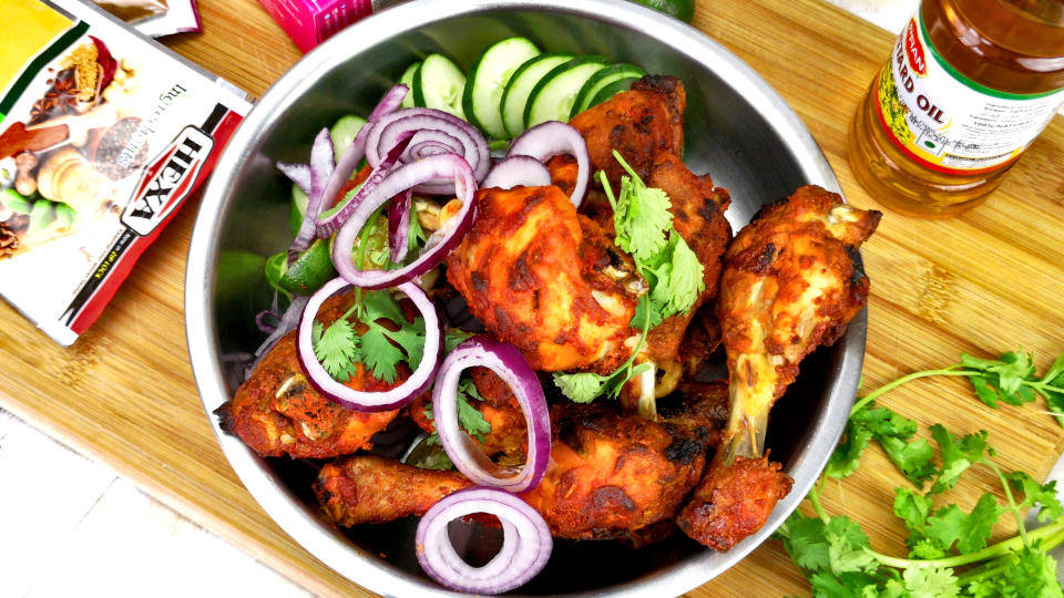 tandoori chicken legs, golden-brown fried chicken wings, sliced red onions, SD Desktop Wallpaper