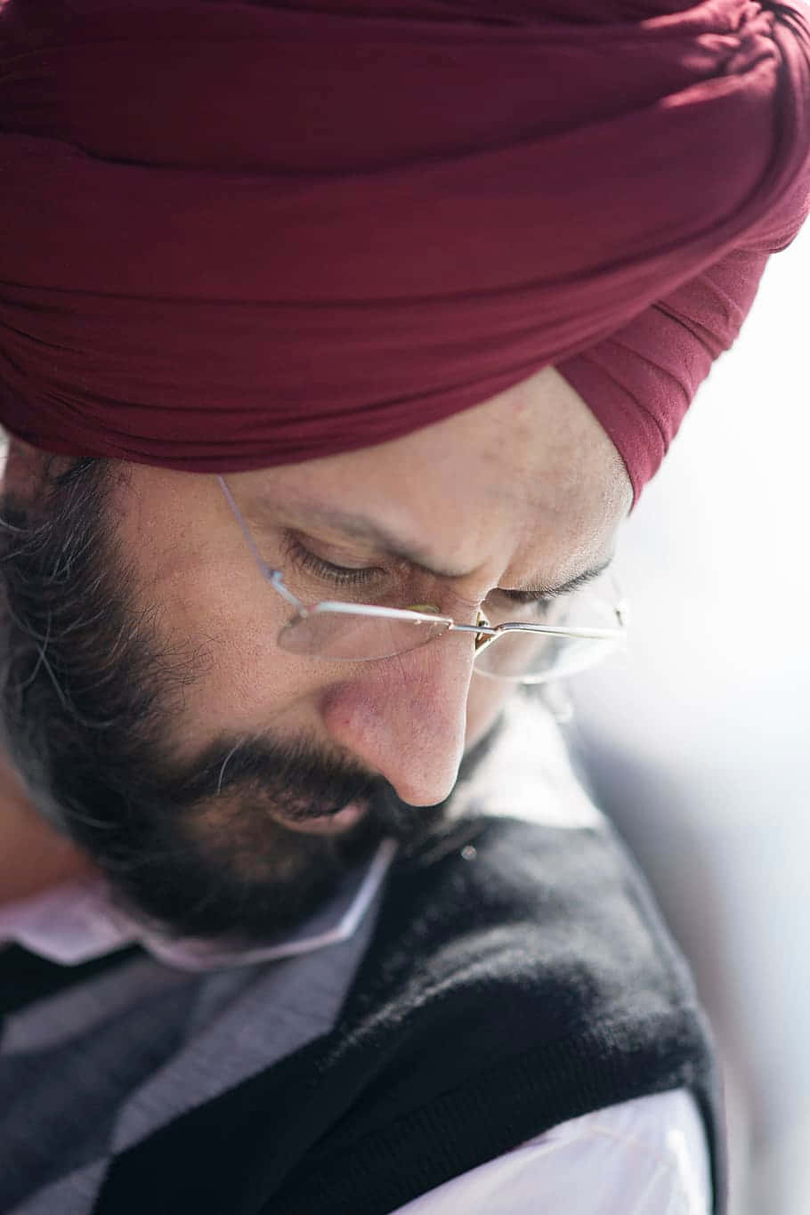 maroon turban, glasses, contemplative expression, HD Phone Wallpaper