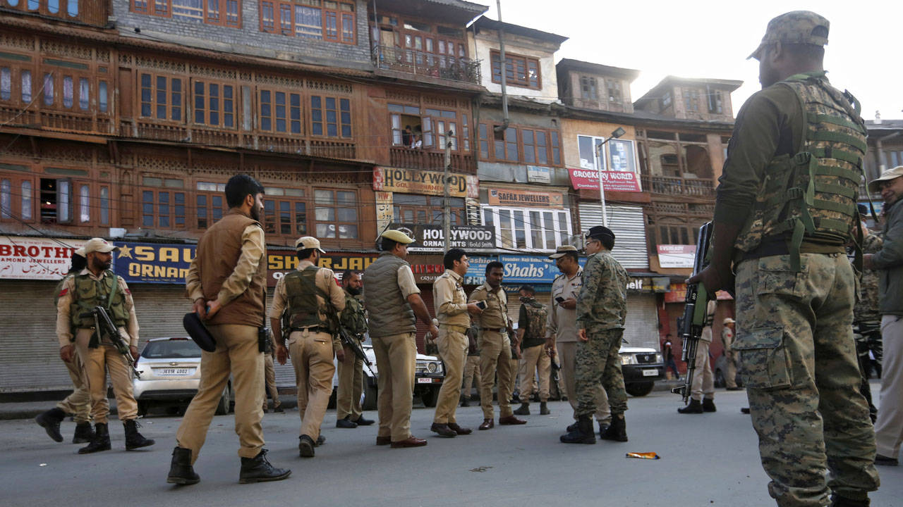 Indian Police, bustling street, wooden buildings, HD Desktop Wallpaper
