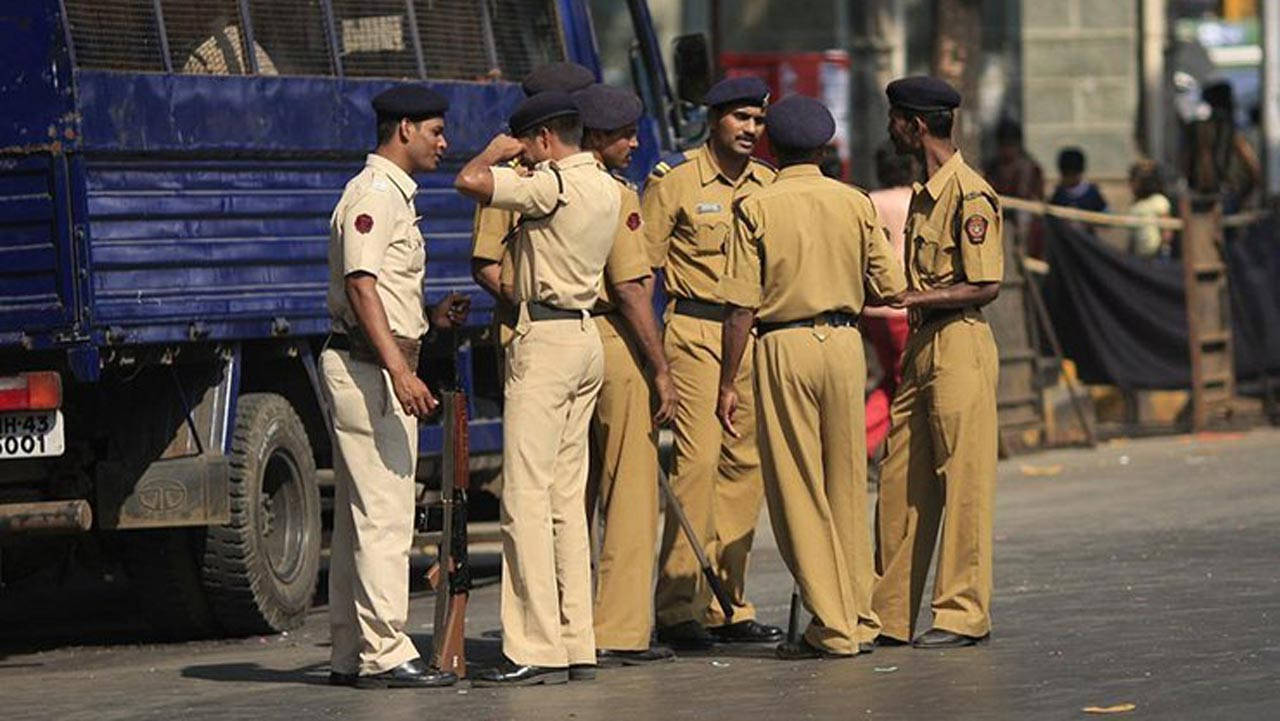 Indian Police, uniformed police officers, sunlit street, HD Desktop Wallpaper