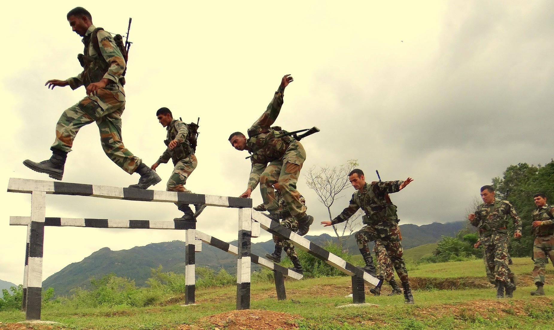 Indian Soldiers, camouflage, black and white striped obstacles, HD Desktop Wallpaper