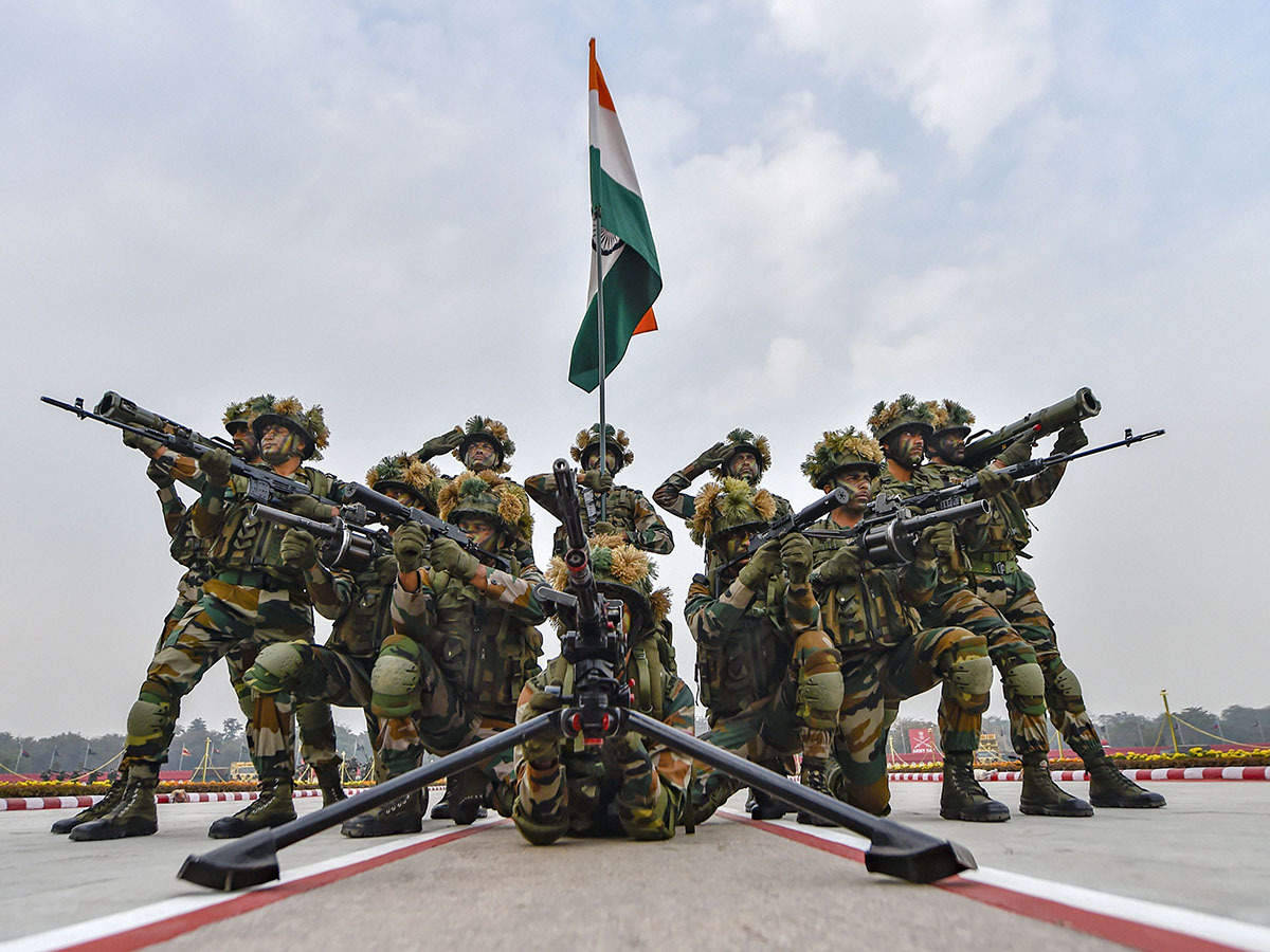 Indian Soldiers, camouflage gear, rifles, SD Desktop Wallpaper