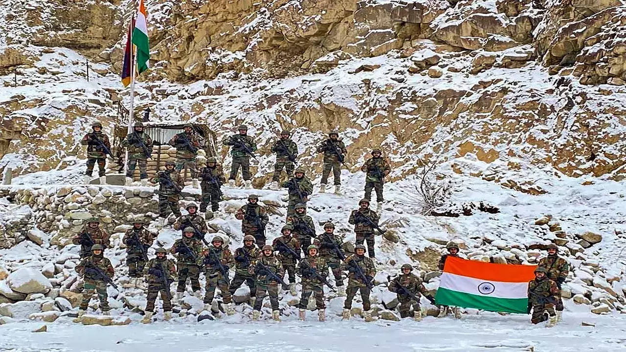 Indian Soldiers, camouflage gear, snow-covered rocky hillside, HD Desktop Wallpaper