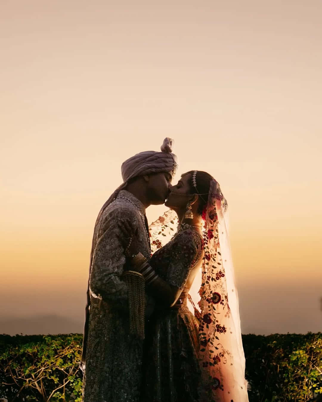 traditional Indian wedding attire, kiss tenderly, sunset, HD Phone Wallpaper