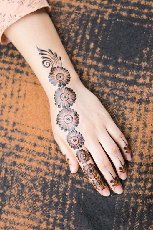 mehndi circles, hand, intricate brown floral henna patterns, SD Phone Wallpaper