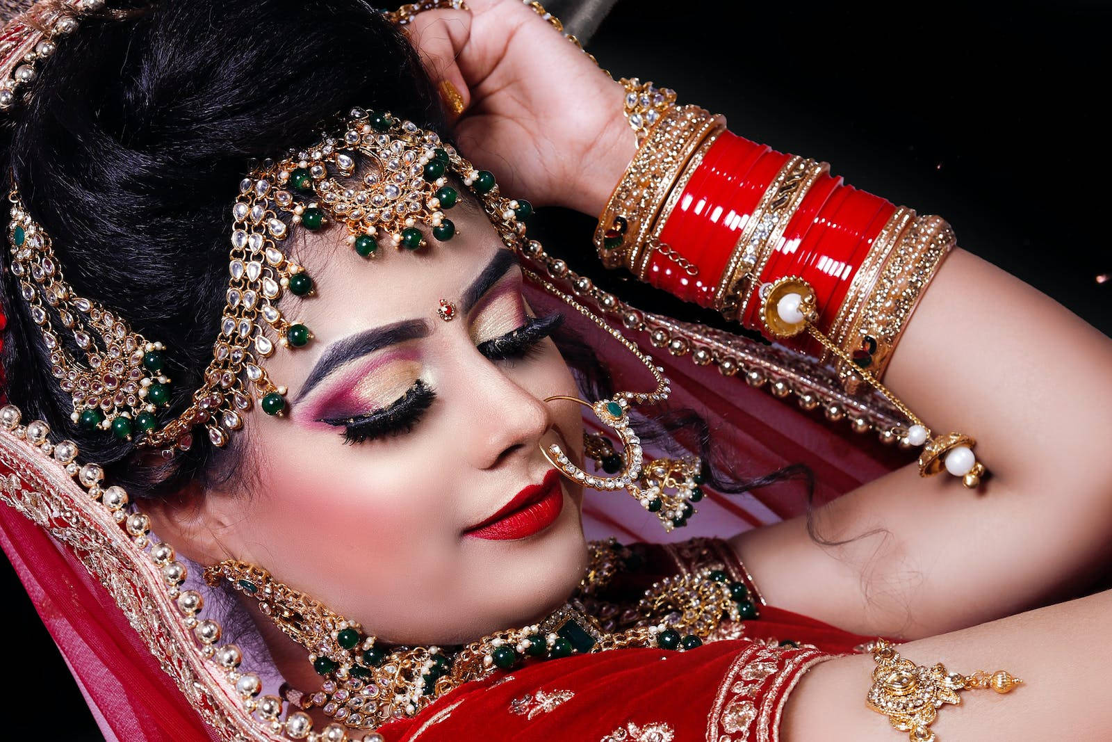 Indian Wedding, red and gold bridal attire, intricate jewelry, HD Desktop Wallpaper
