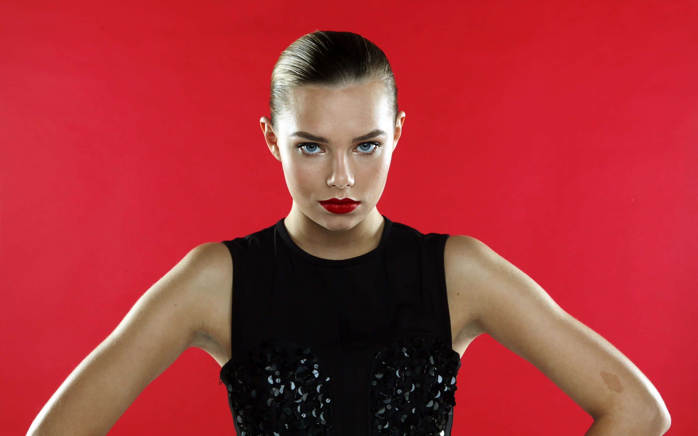 Indiana Evans, bold red lips, slicked-back hair, 2K Desktop Wallpaper