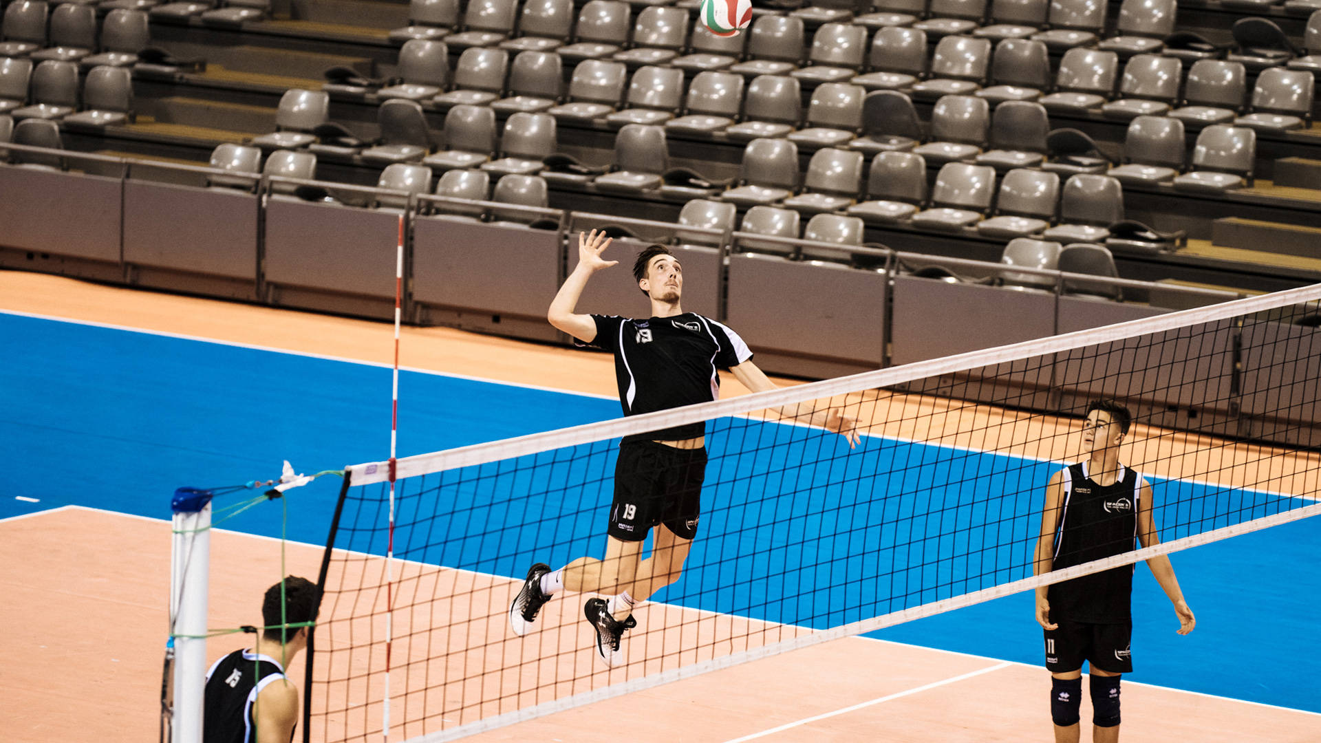 Indoor Volleyball, male volleyball player, leaps high over the net, Full HD Desktop Wallpaper