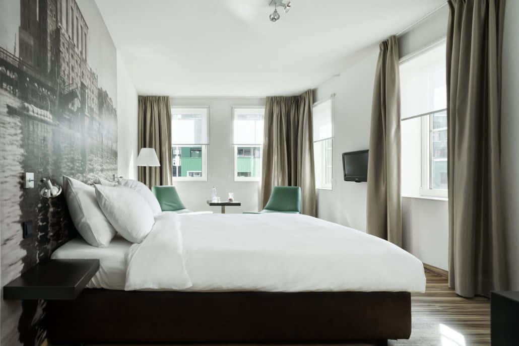 Inntel Hotel Zaandam, large bed, white linens, SD Desktop Wallpaper