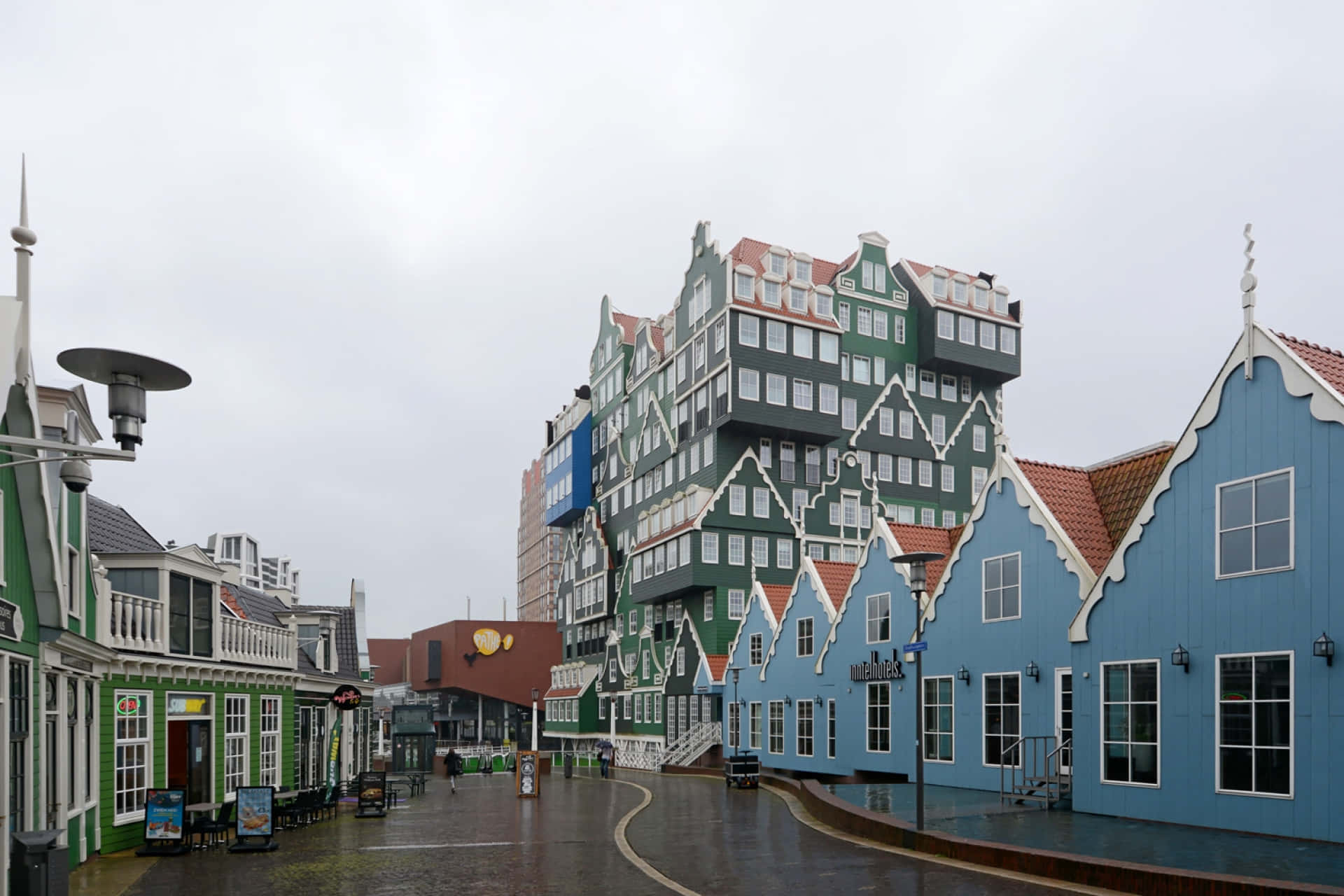 Inntel Hotel Zaandam, wet cobblestone street, colorful Dutch-style buildings, Full HD Desktop Wallpaper