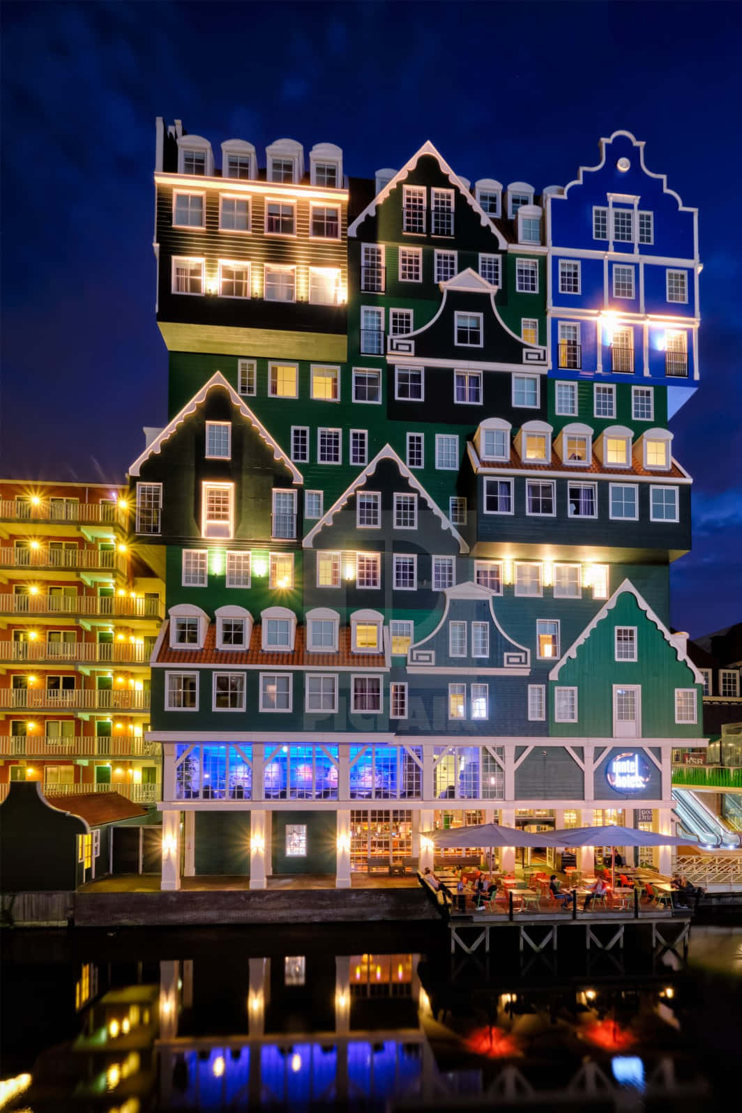Inntel Hotel Zaandam, Dutch-style building, glowing windows, HD Phone Wallpaper