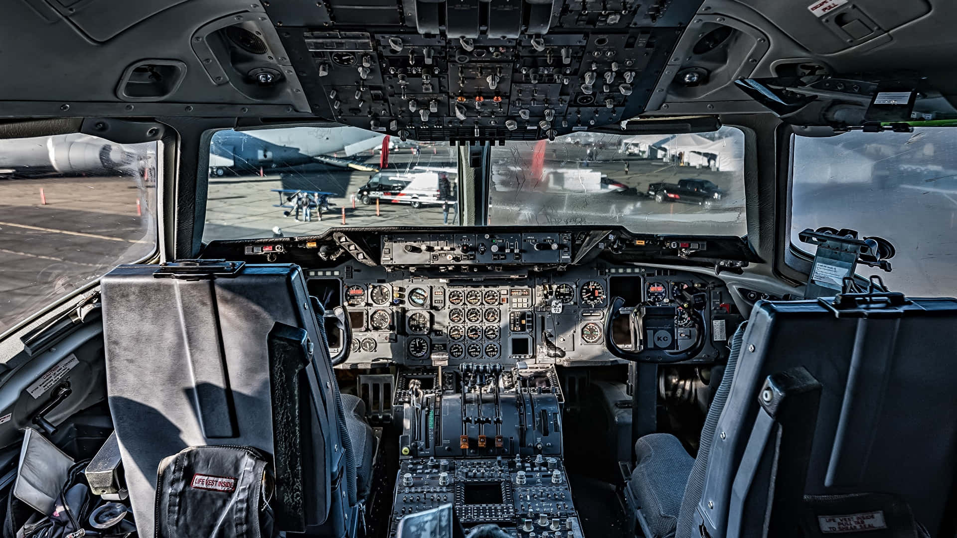 pilot cockpit seat, commercial airliner, cockpit view, Full HD Desktop Wallpaper