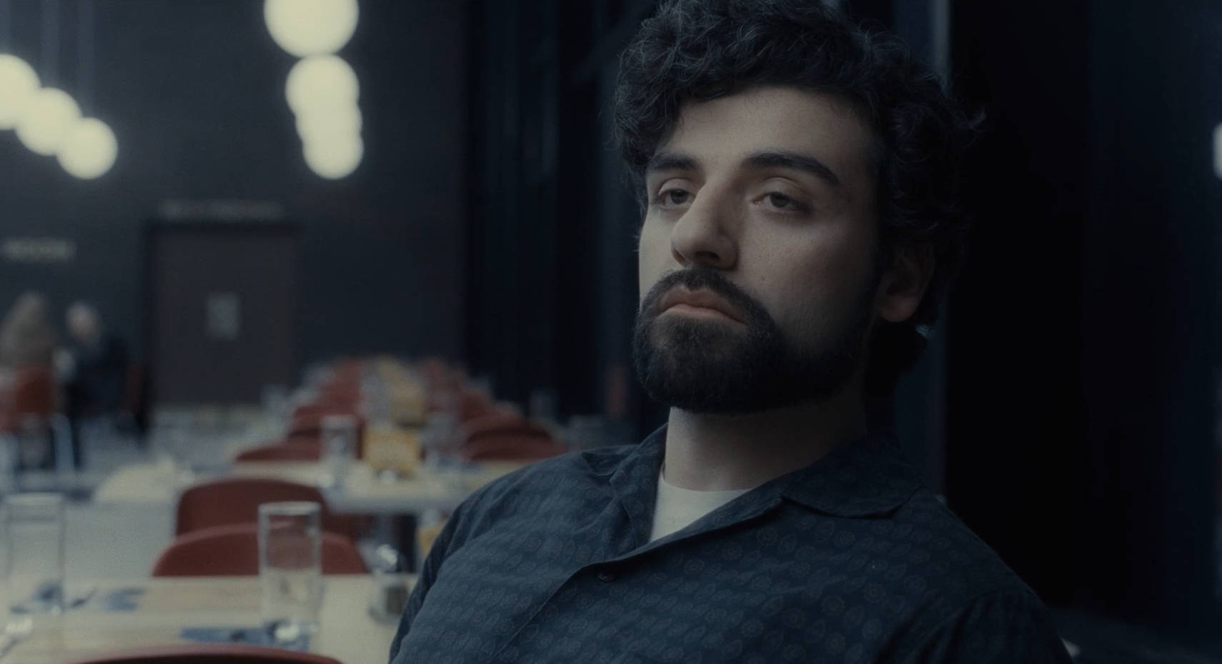 Inside Llewyn Davis, black polo, dimly lit restaurant, HD Desktop Wallpaper