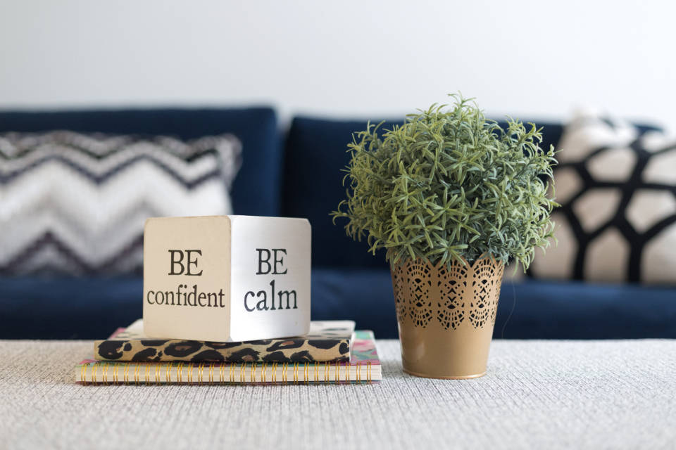 BE confident BE calm, wooden block, potted green plant, SD Desktop Wallpaper