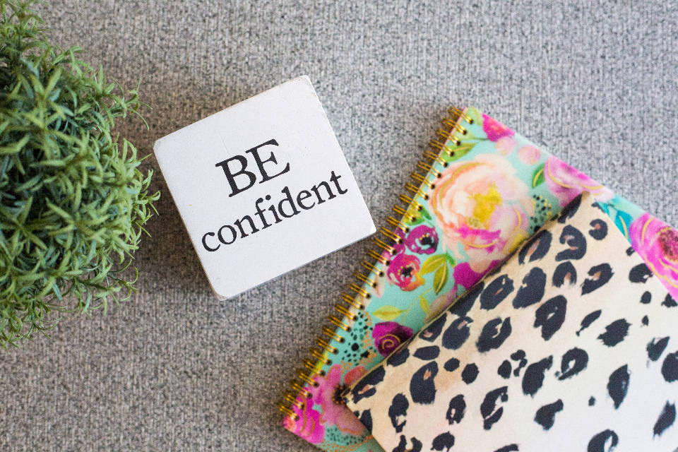 BE confident, white block, bold black text, SD Desktop Wallpaper