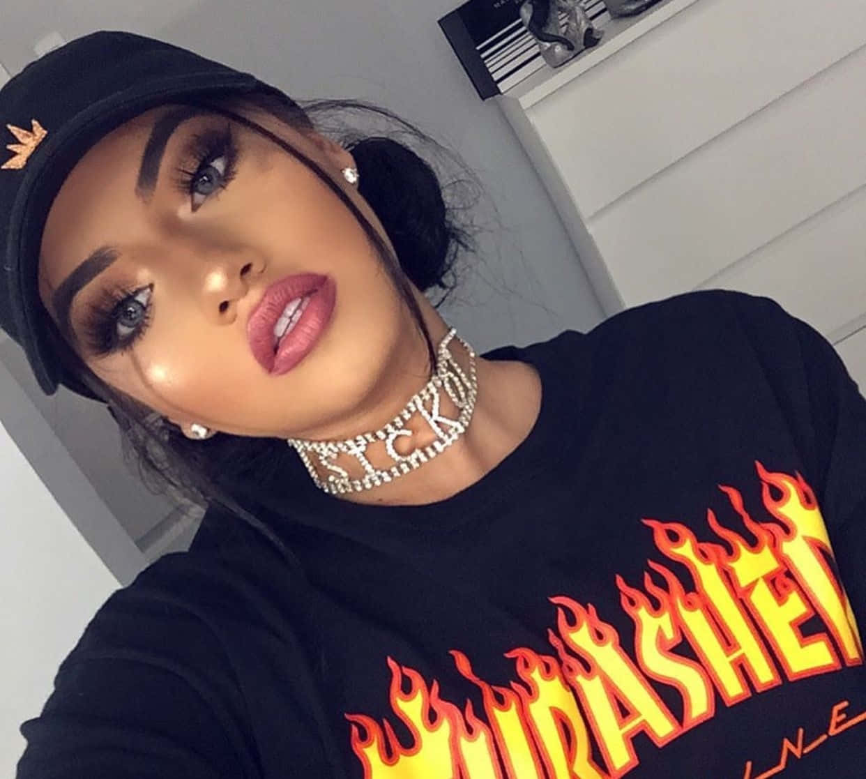 Insta Baddie, flame-printed shirt, diamond choker, SD Desktop Wallpaper