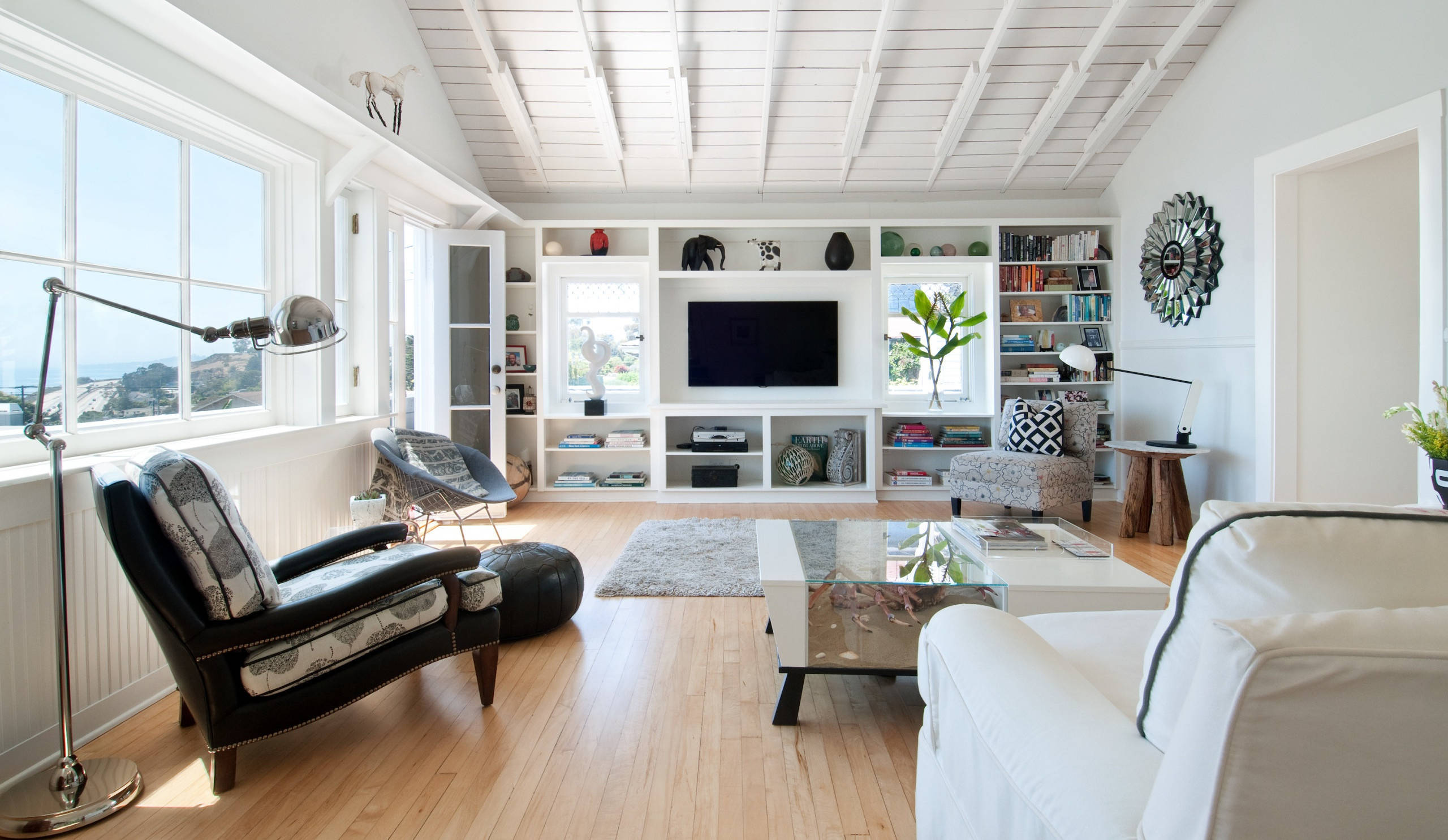 white theme living room, coastal living room, white walls, 2K Desktop Wallpaper