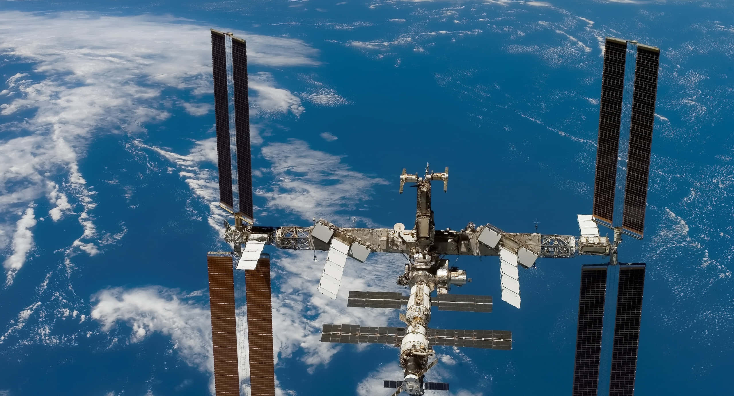 International Space Station, Earth, solar panels, 2K Desktop Wallpaper