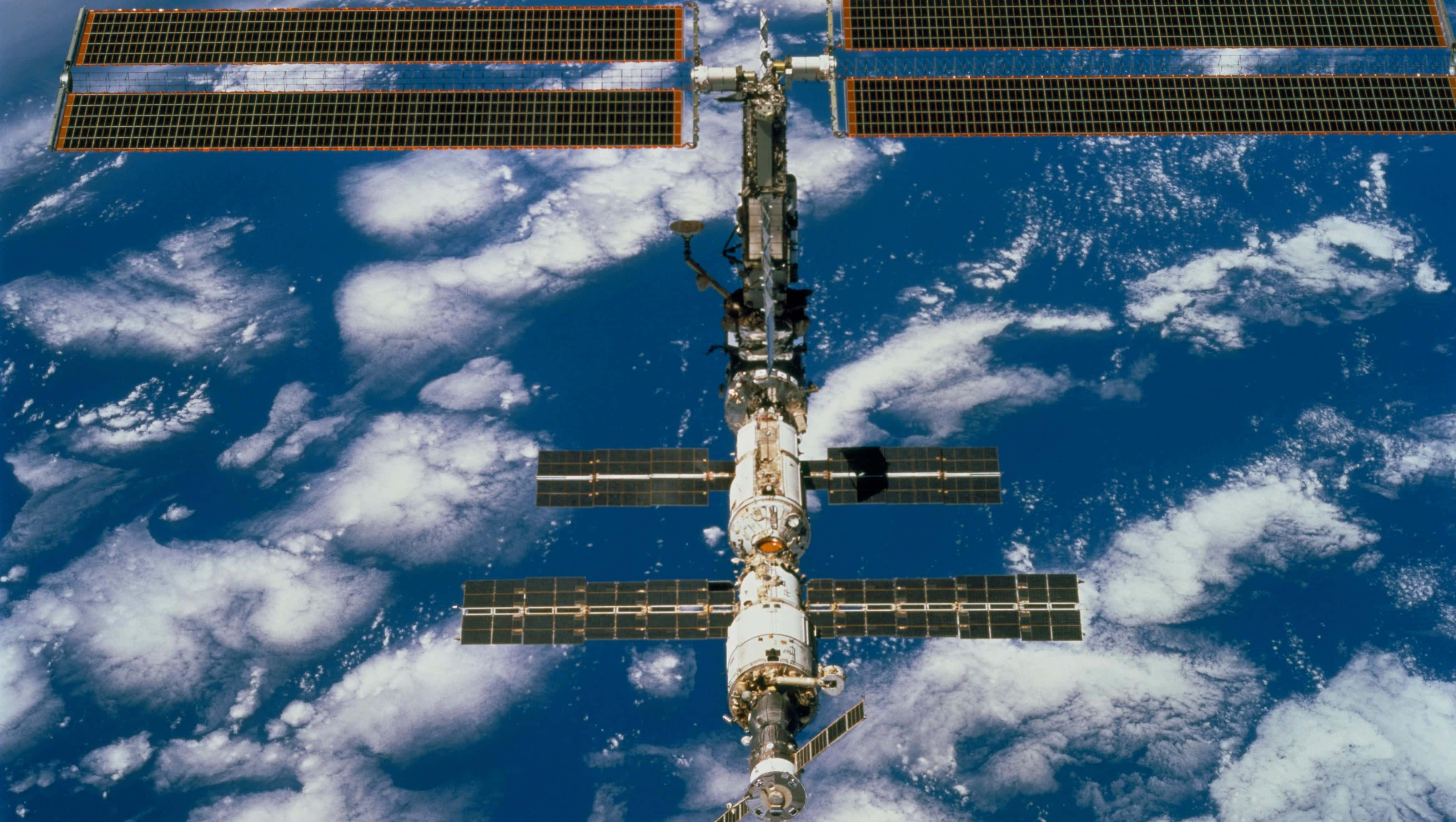International Space Station, Earth, solar panels, 4K Desktop Wallpaper