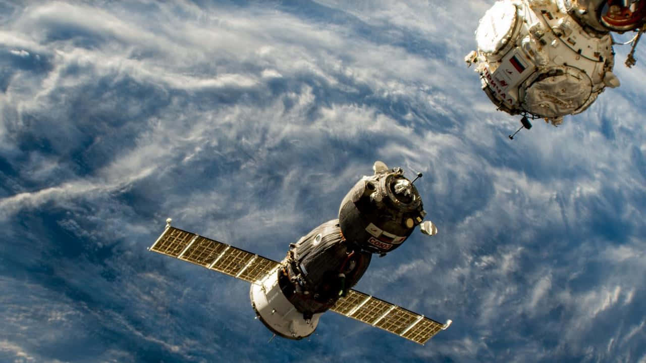International Space Station, Earth, swirling blue and white Earth clouds, HD Desktop Wallpaper