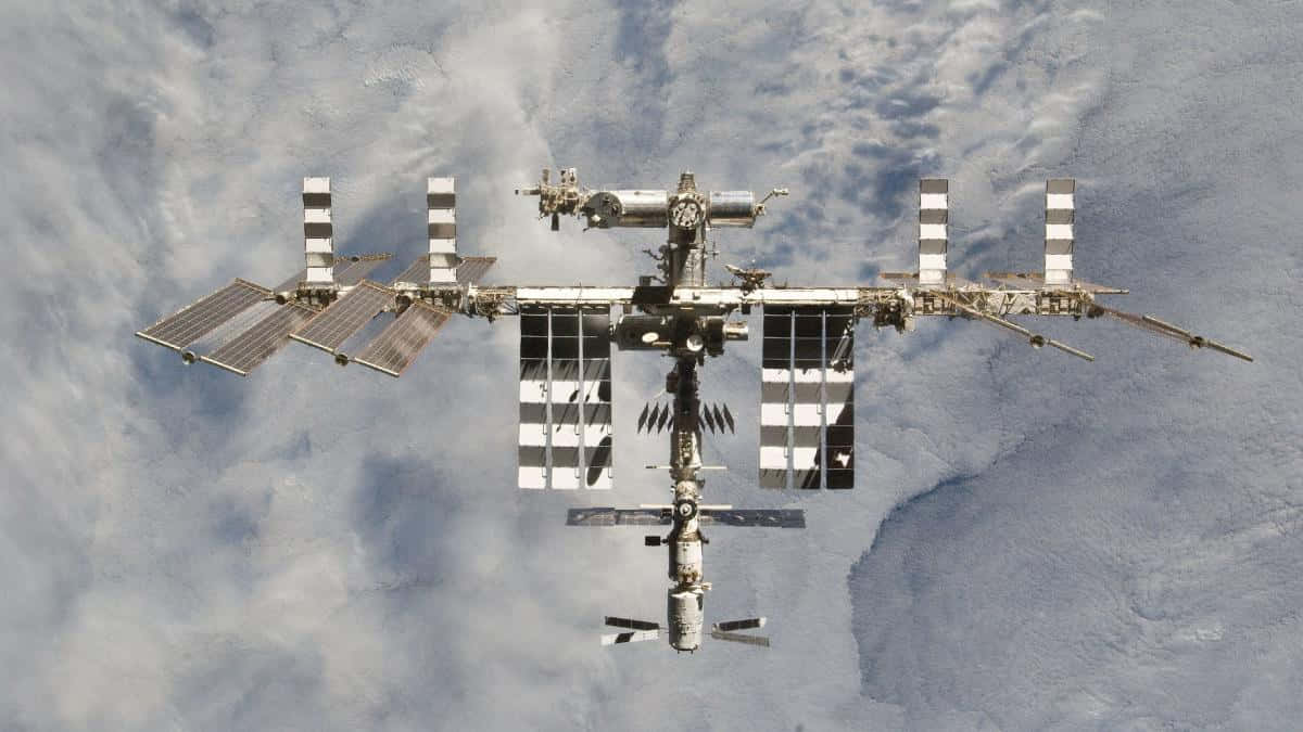International Space Station, Earth, swirling clouds, SD Desktop Wallpaper