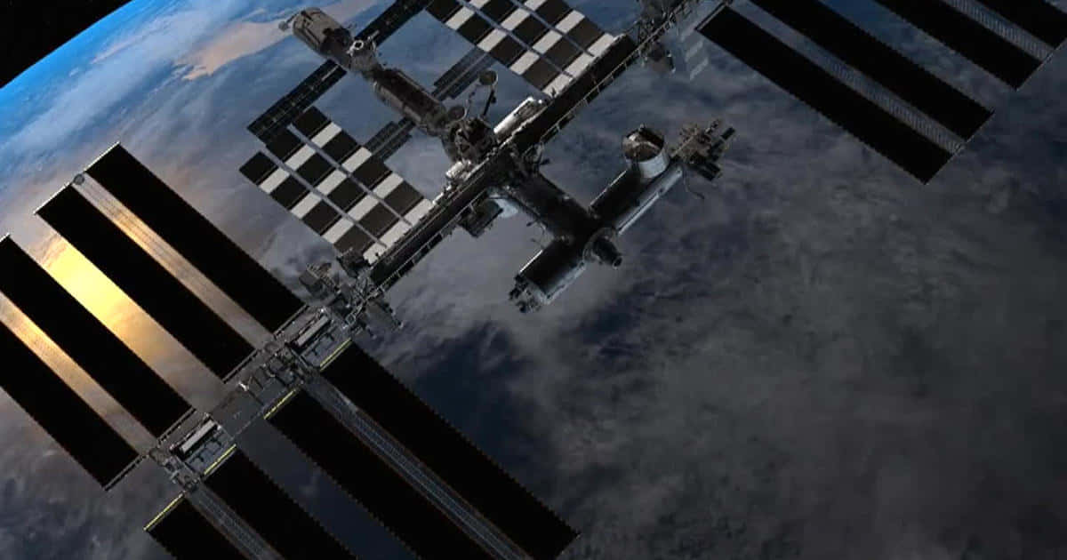 International Space Station, Earth, solar panels, SD Desktop Wallpaper