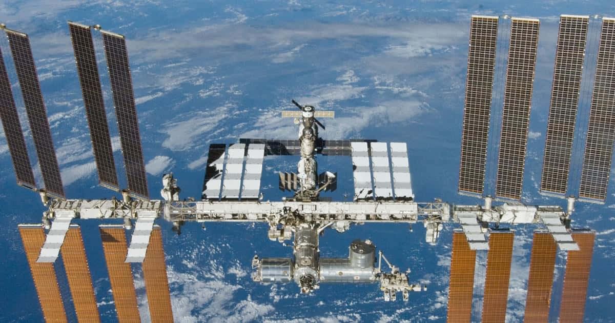 International Space Station, Earth, solar panels, SD Desktop Wallpaper