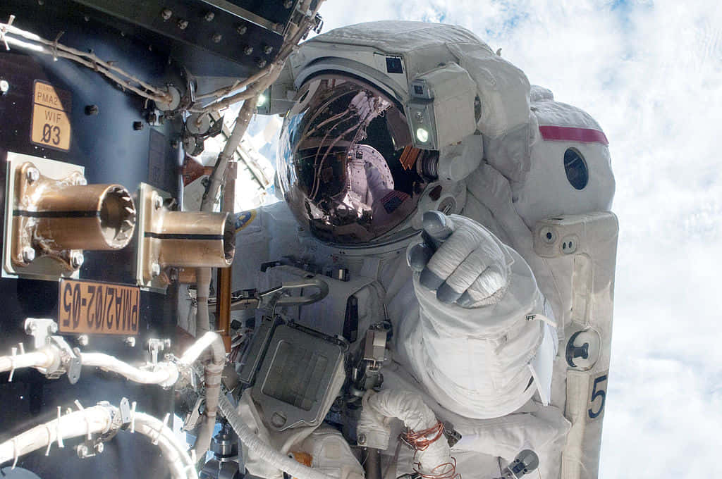International Space Station, astronaut, white spacesuit, SD Desktop Wallpaper