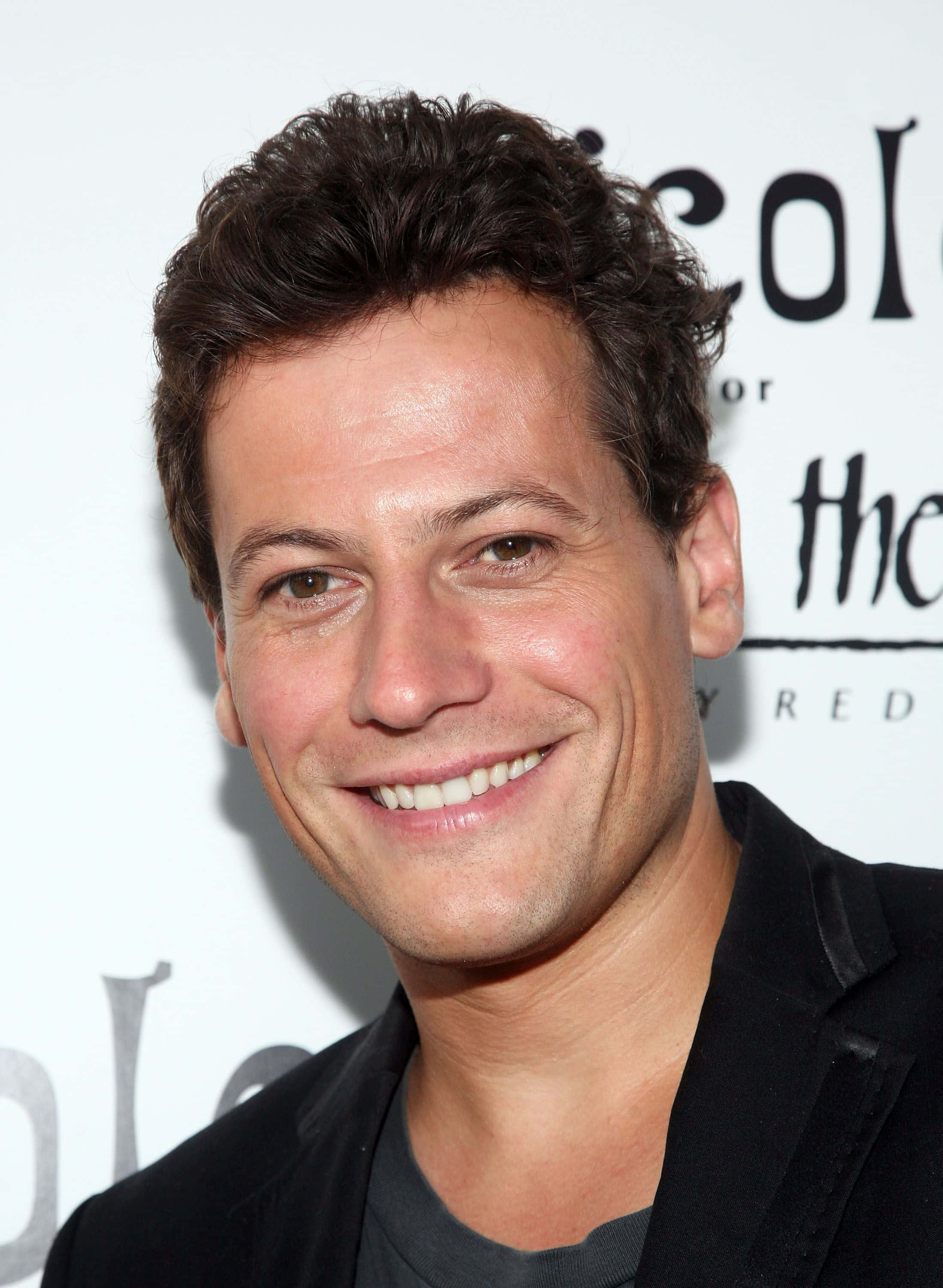 Ioan Gruffudd, black blazer, gray shirt, 2K Phone Wallpaper