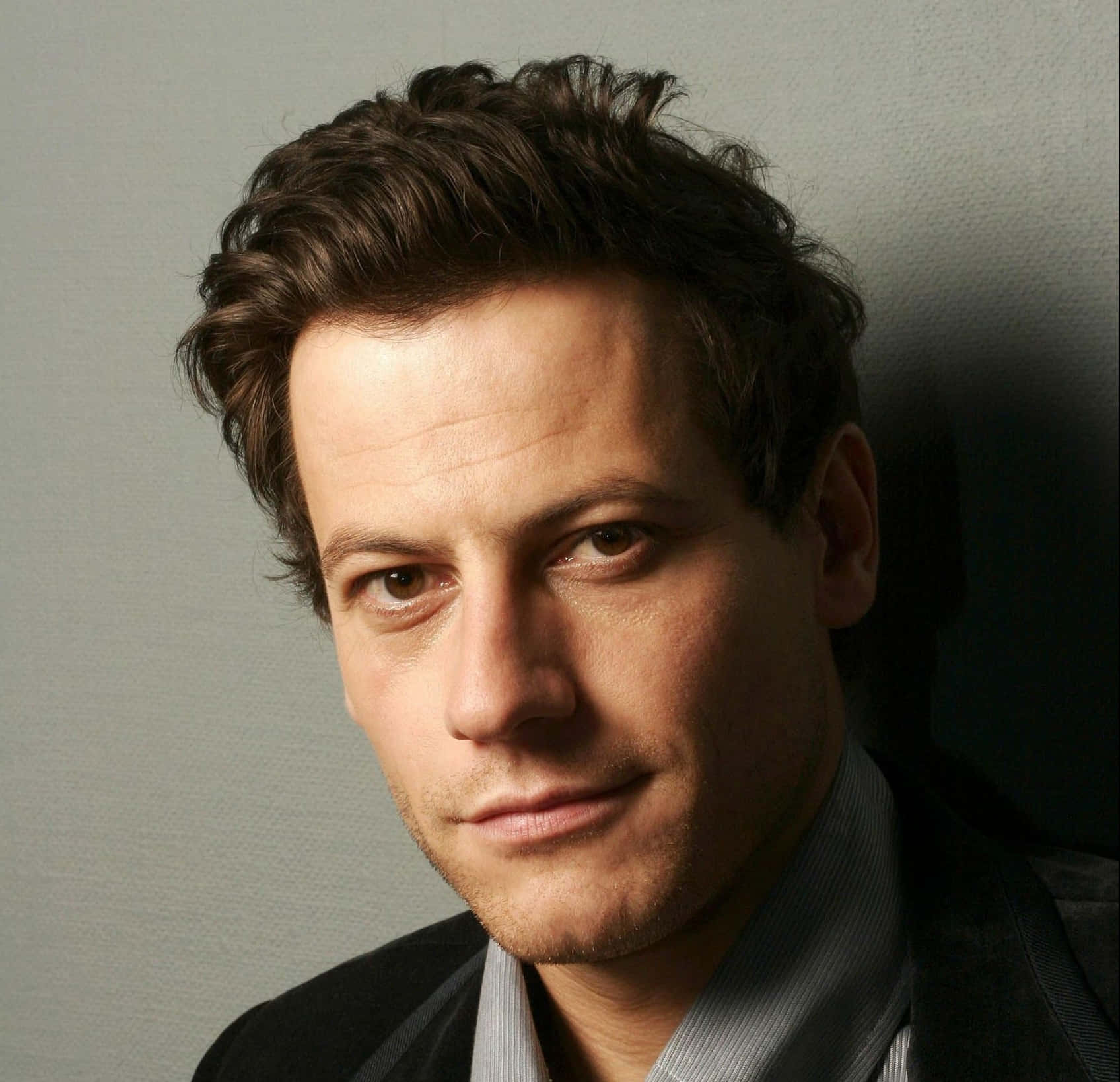 Ioan Gruffudd, dark wavy hair, subtle smile, HD Desktop Wallpaper