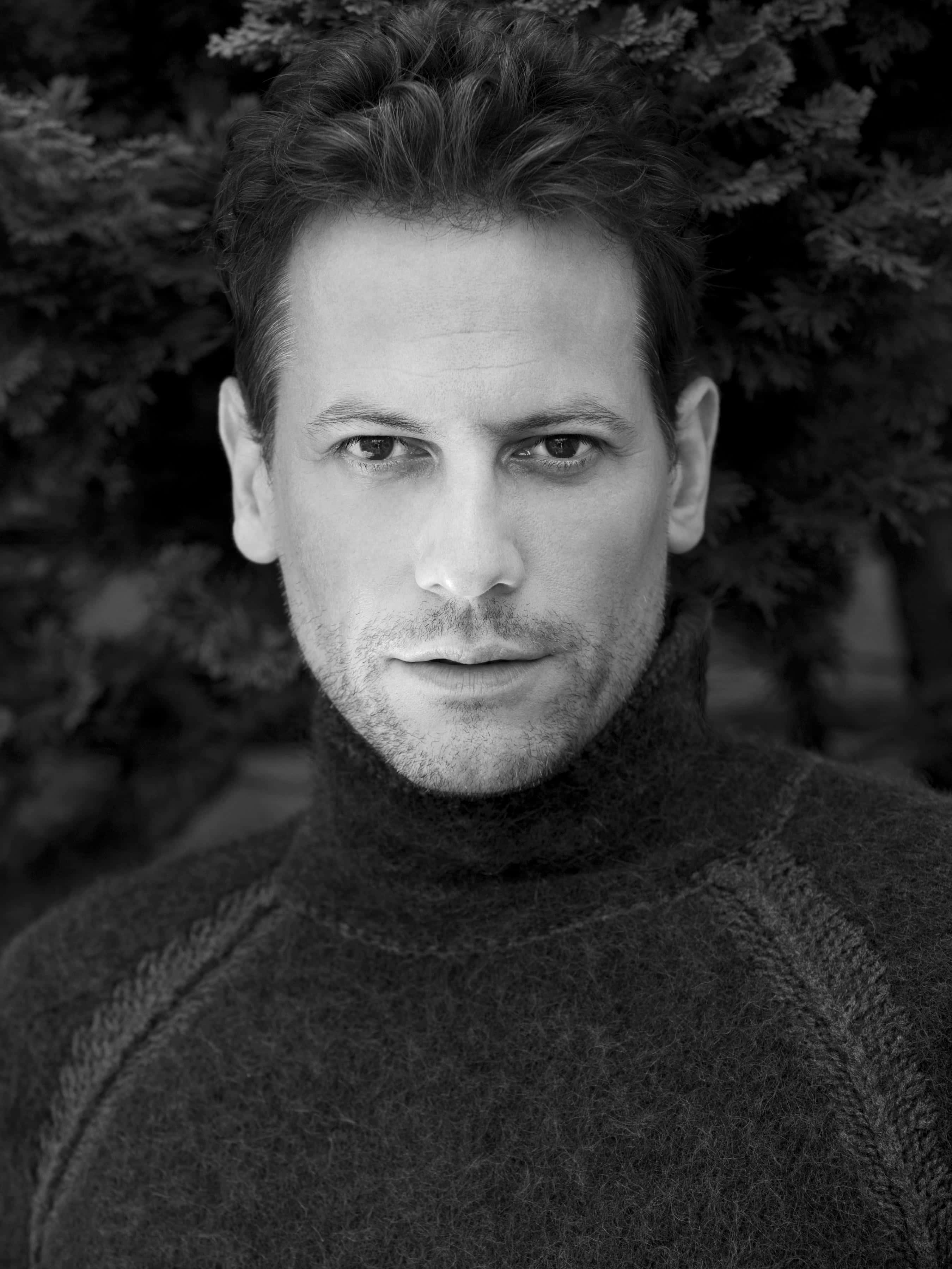 Ioan Gruffudd, turtleneck sweater, black and white portrait, 2K Phone Wallpaper