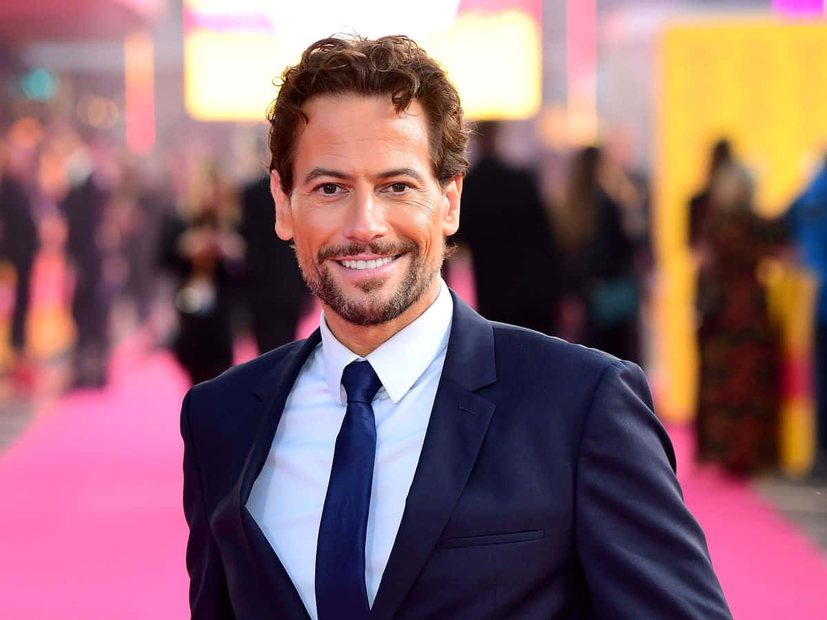 Ioan Gruffudd, dark suit and tie, vibrant pink carpet, SD Desktop Wallpaper