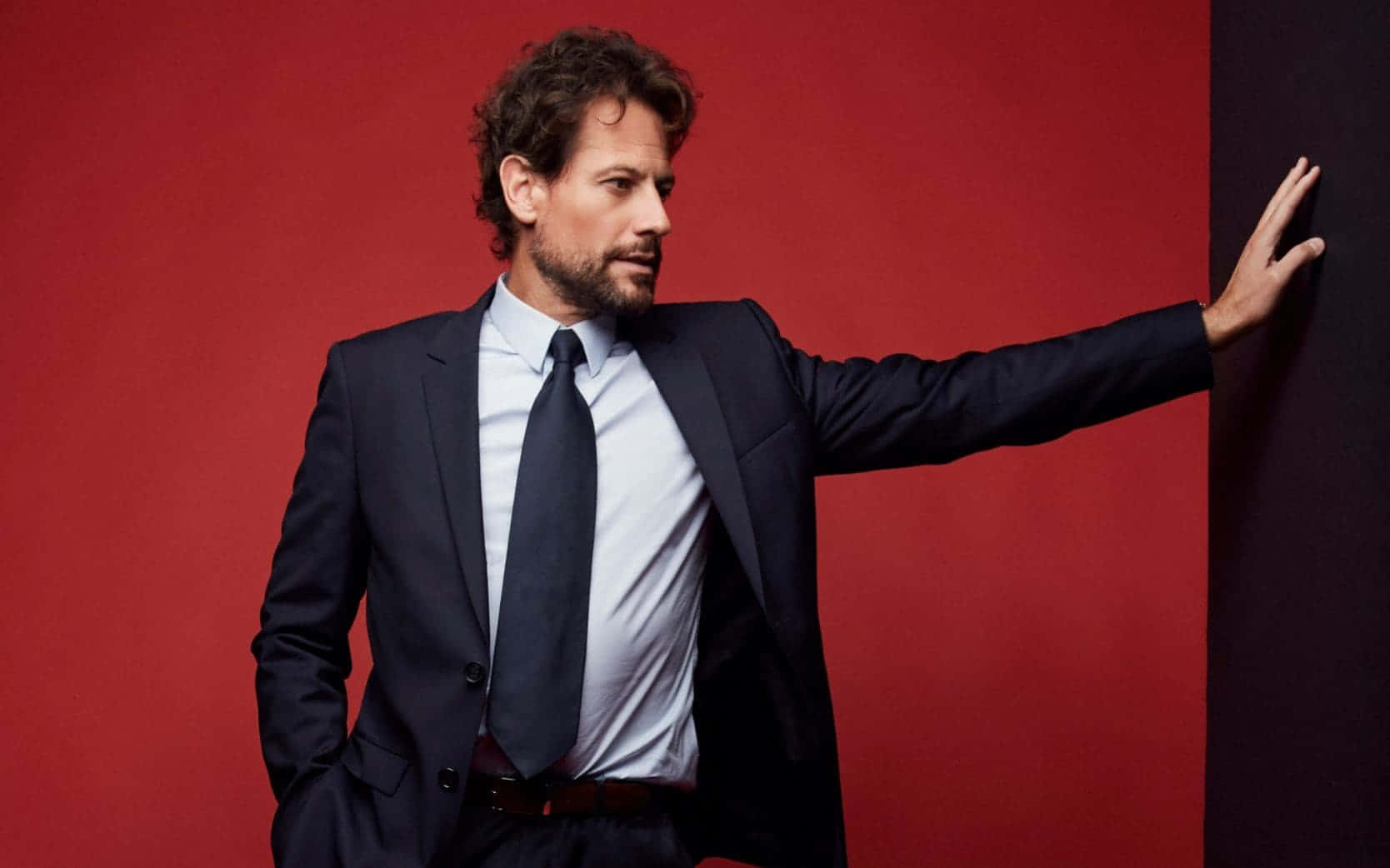 Ioan Gruffudd, dark suit, red wall, HD Desktop Wallpaper
