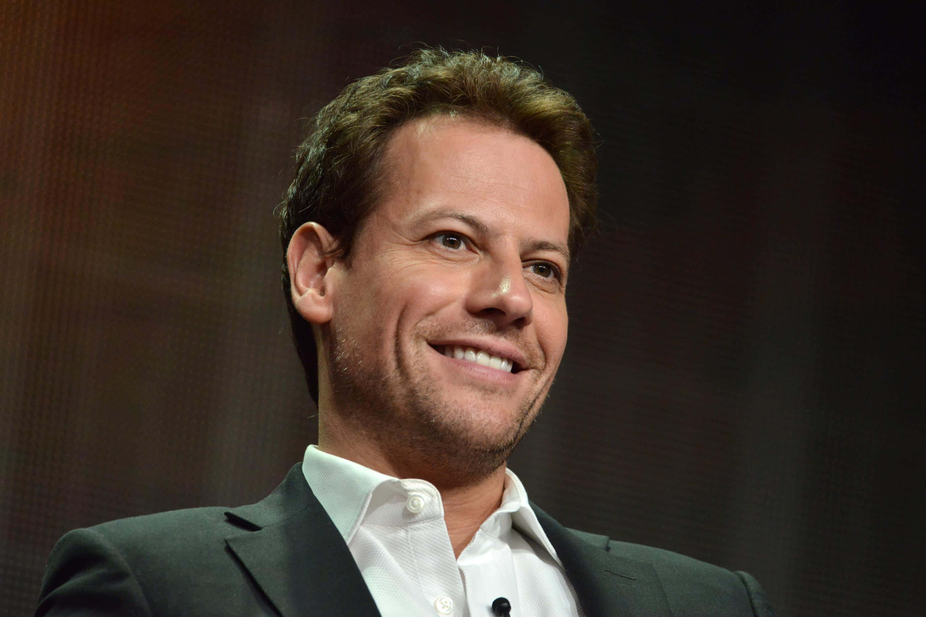 Ioan Gruffudd, dark suit, white shirt, 2K Desktop Wallpaper